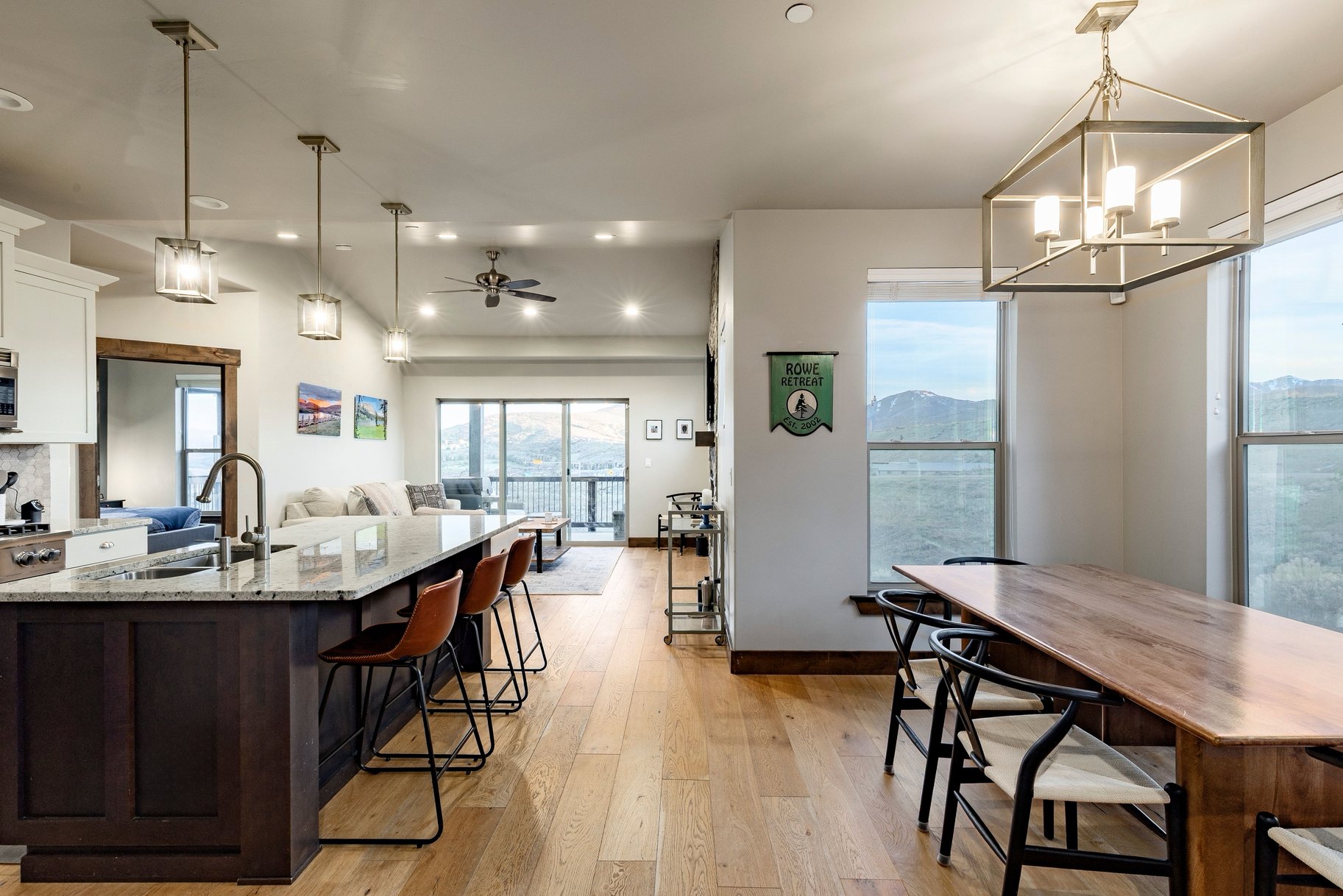  Stunning End-Unit Townhome With Loads of Natural Light - 物件實景