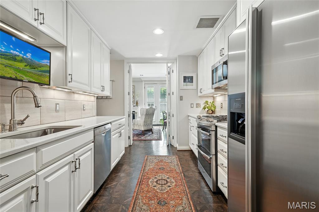 St Louis, Missouri, 63108, United States, 4 Bedrooms Bedrooms, ,5 BathroomsBathrooms,Residential,For Sale,1941664