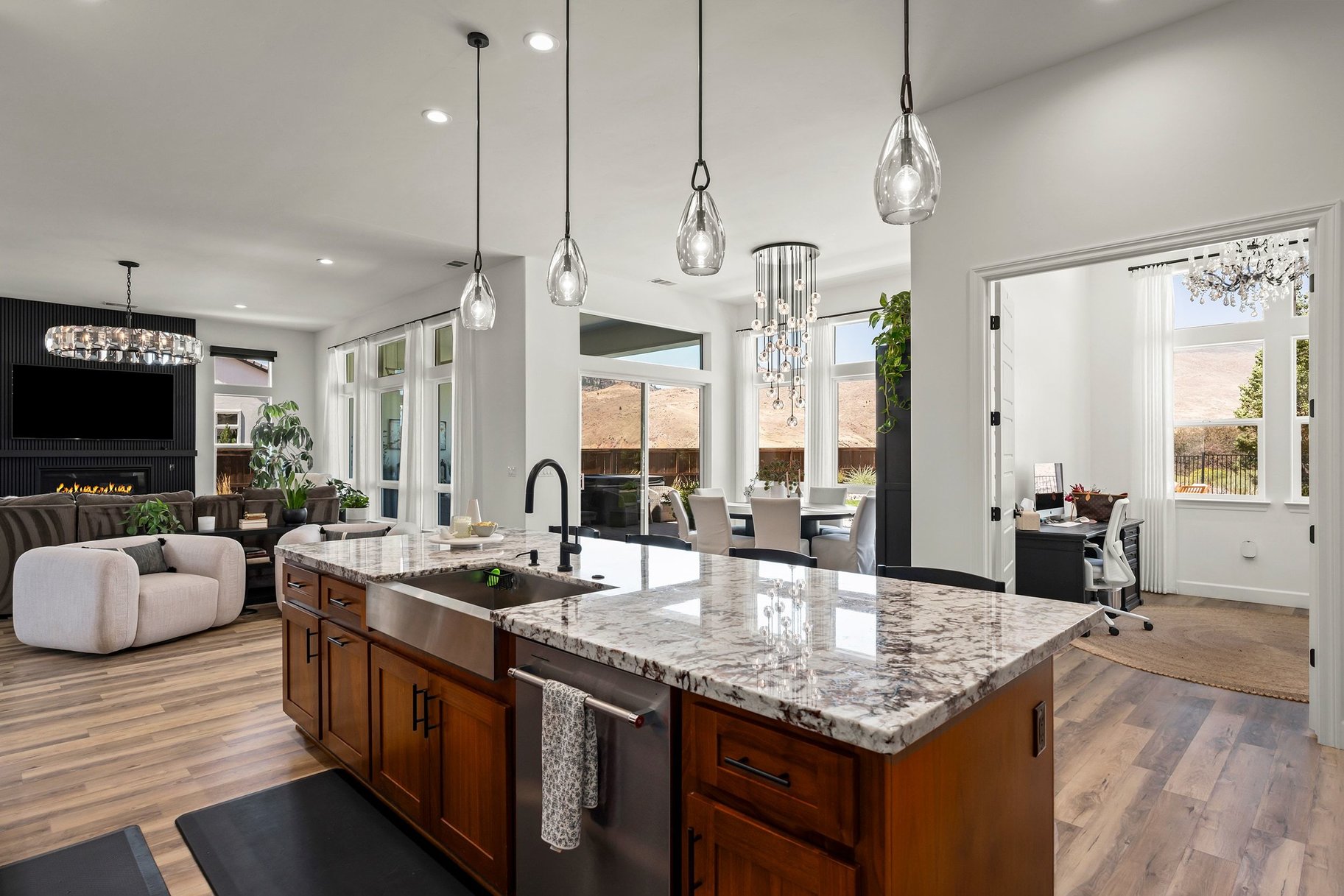  Private Luxury Retreat in Verdi with Custom Designer Finishes & Peavine Views - 物件實景