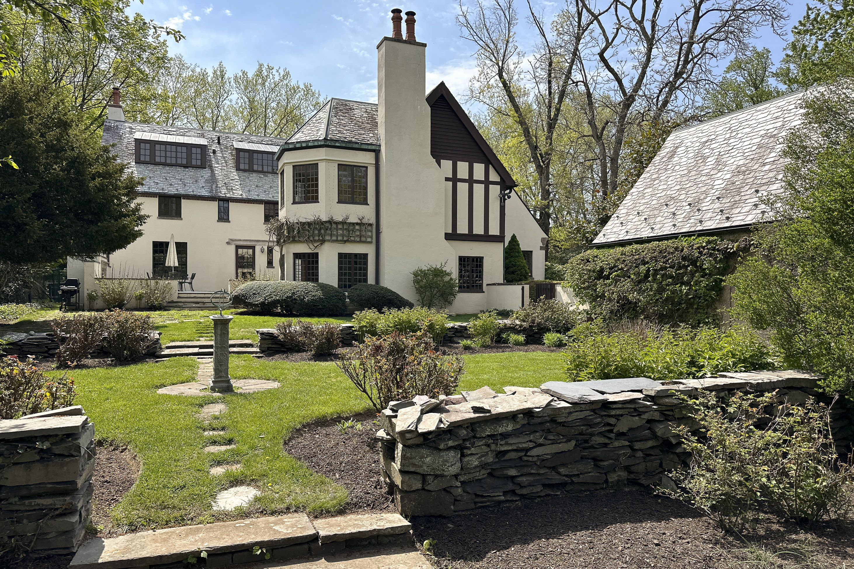  Modernized Tudor on a Magnificent Oversized Lot - 物件實景