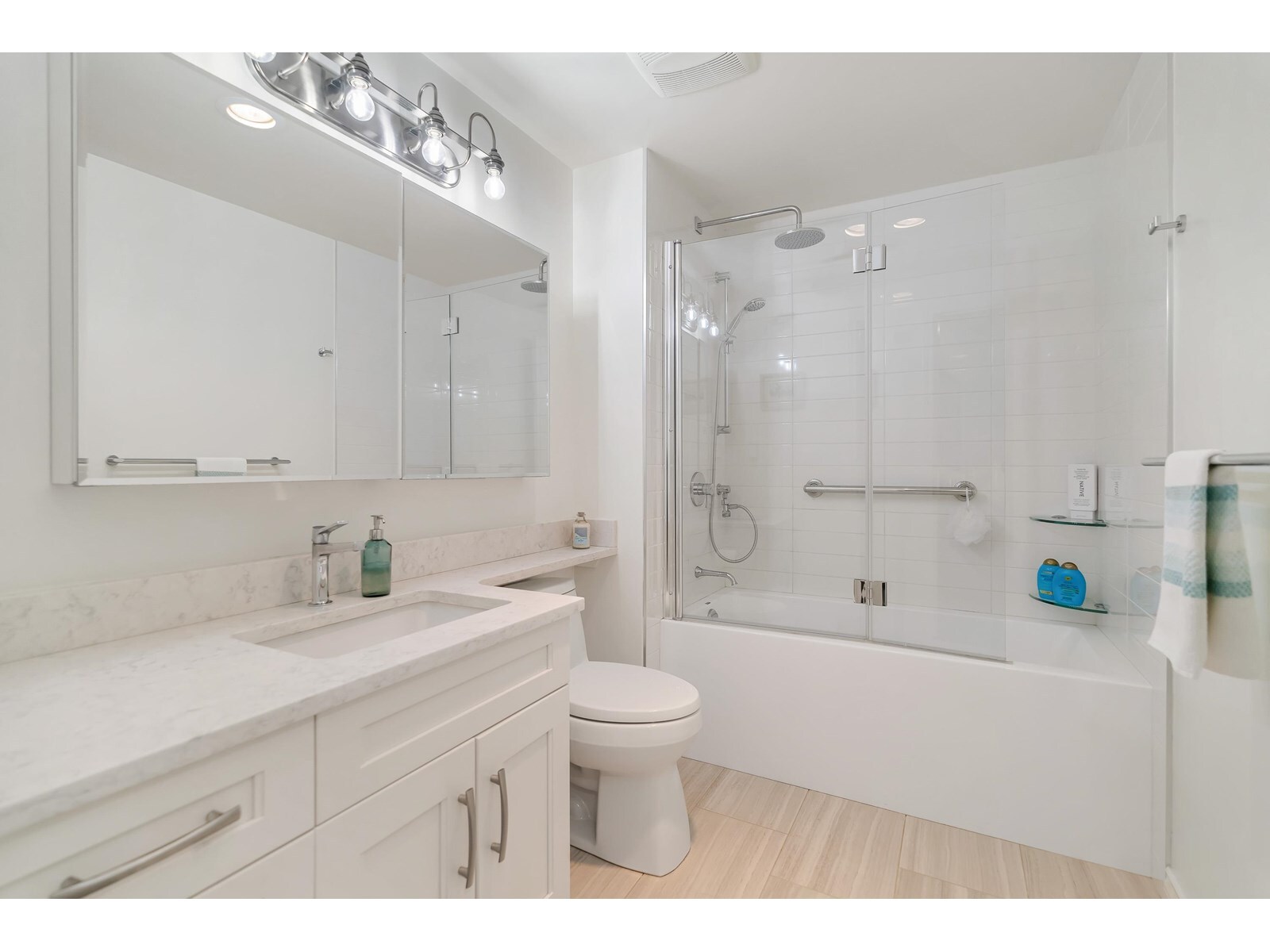 SURREY, British Columbia, V4A 9T5, CA, 2 Bedrooms Bedrooms, ,2 BathroomsBathrooms,Residential,For Sale,1950918