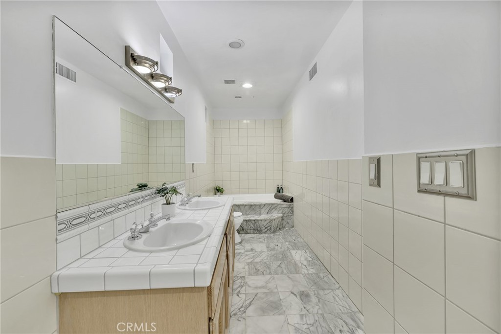 Woodland Hills, California, 91364, United States, 3 Bedrooms Bedrooms, ,3 BathroomsBathrooms,Residential,For Sale,1980470