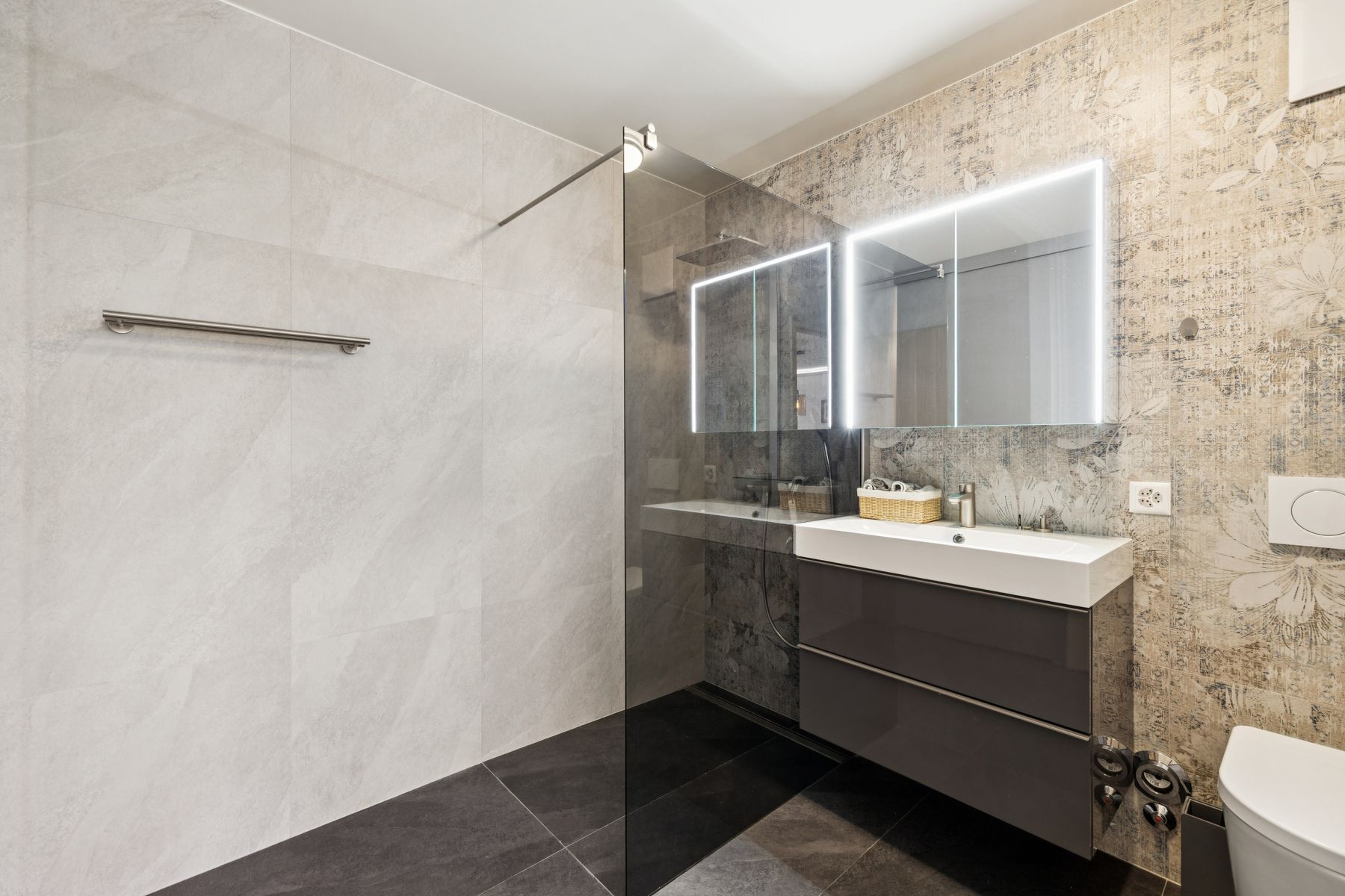  Modern comfort and tranquillity just a stone