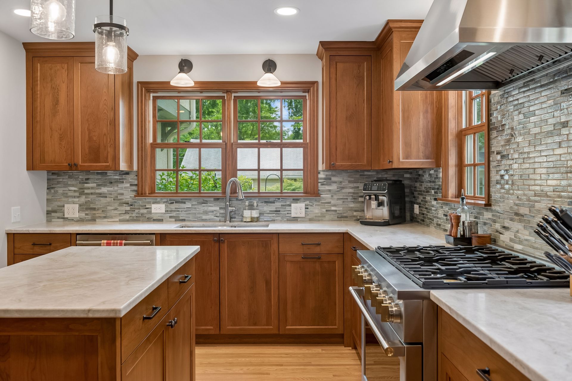  Thoughtfully Updated Tudor on a Rare Oversized Lot - 物件實景