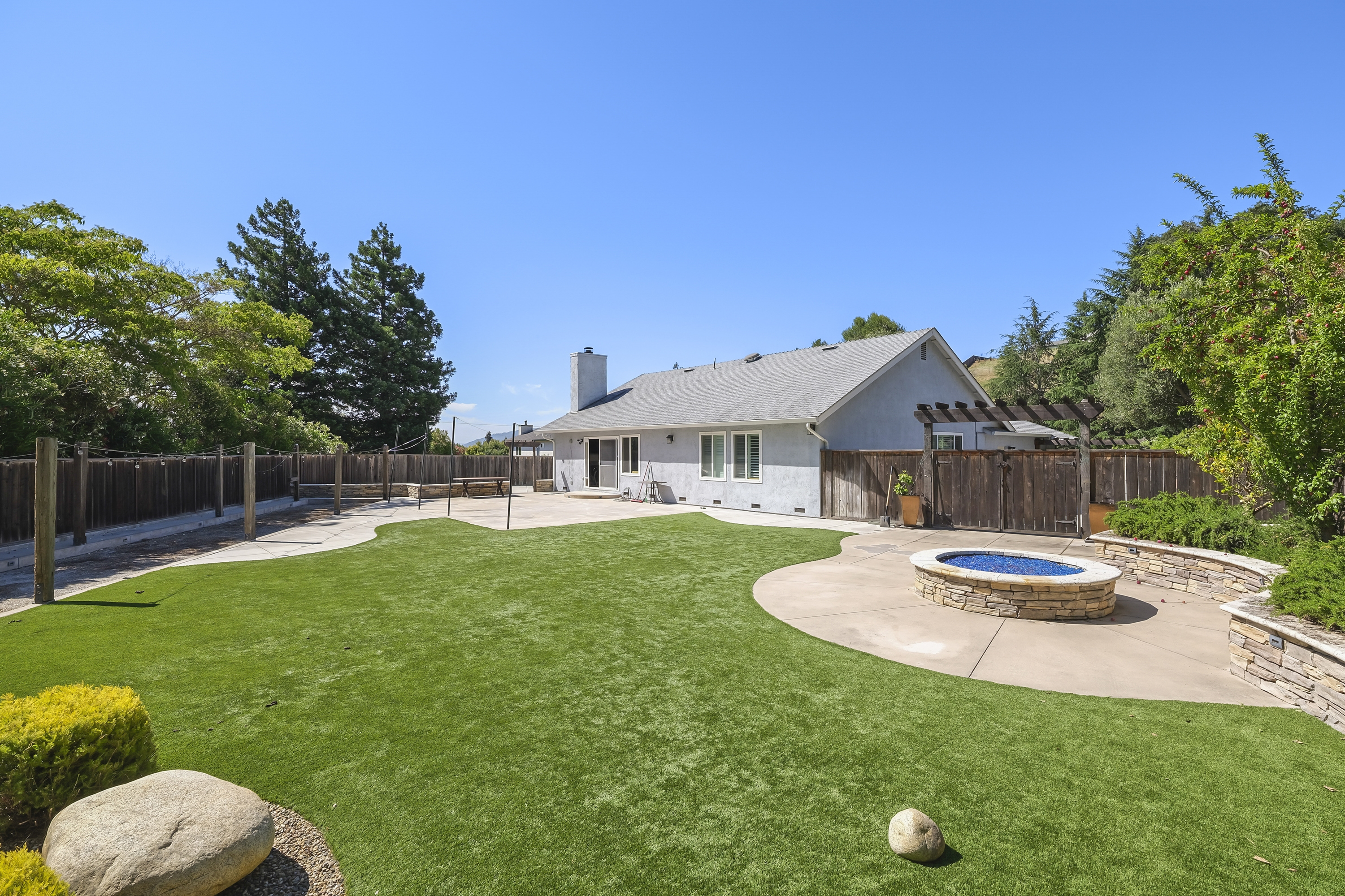  Thoughtfully Reimagined Home with Expansive Grounds and Endless Possibilities - 物件實景