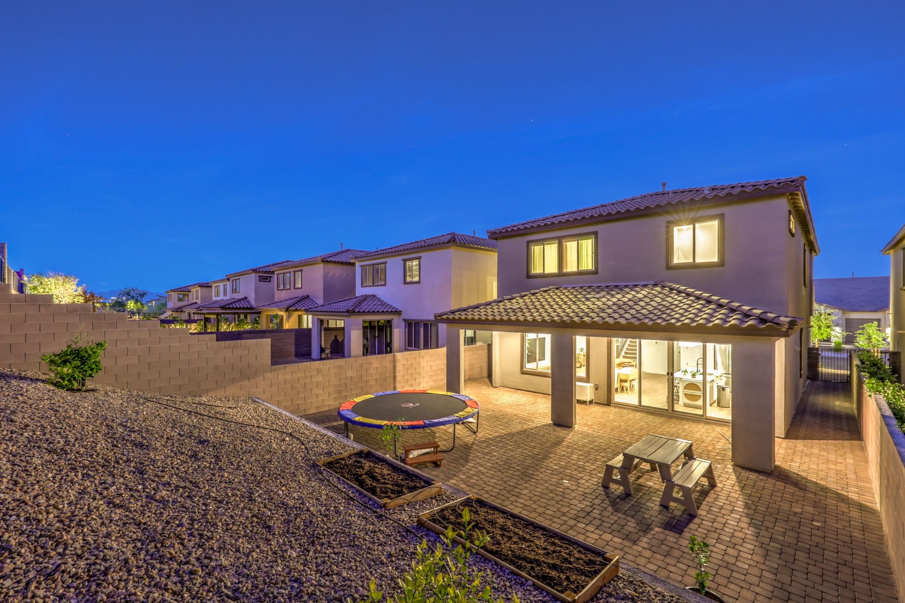  Beautifully Upgraded 2-Story Home in a Gated Community in Summerlin West - 物件實景