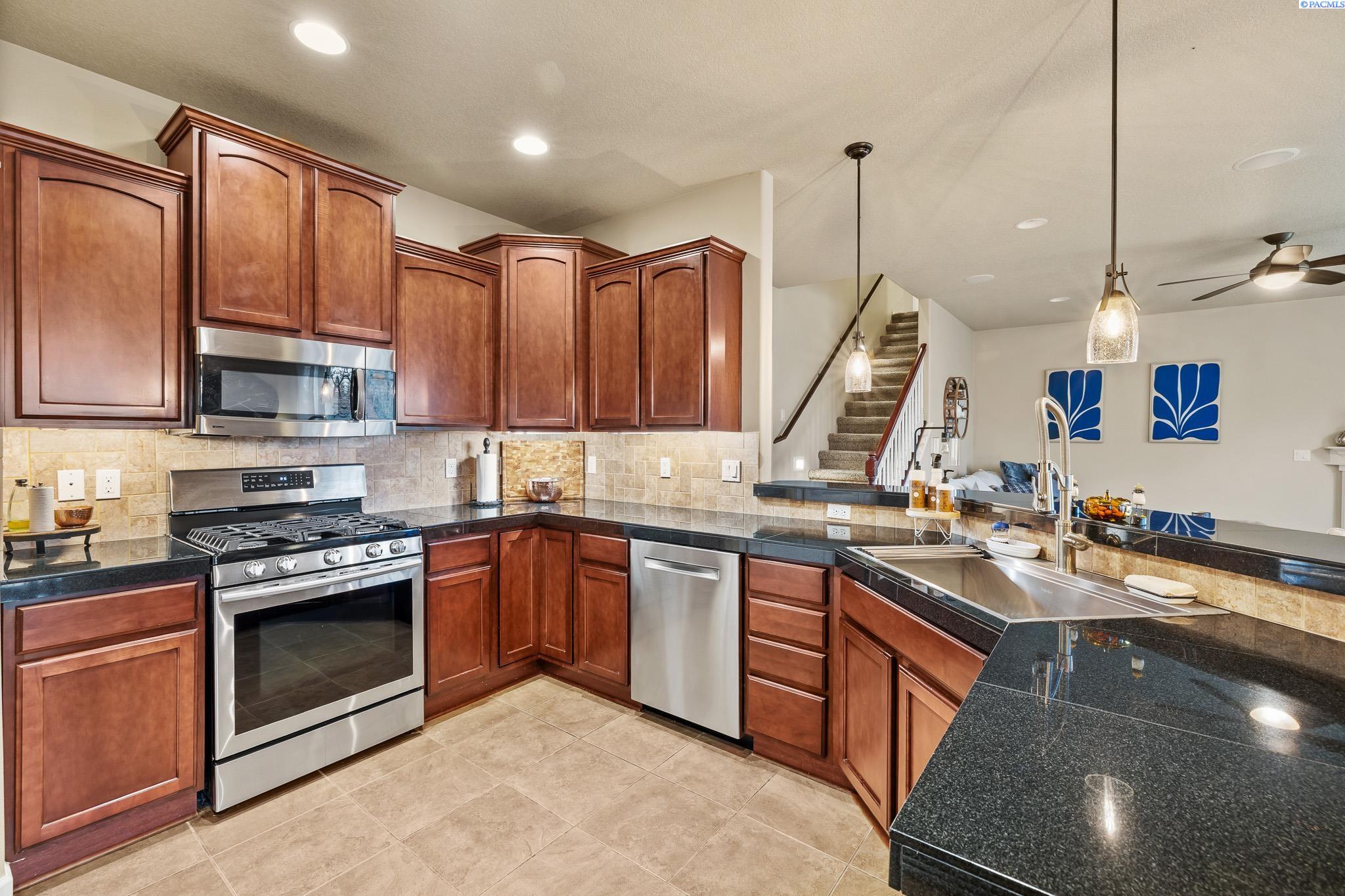 Kennewick, Washington, 99338, United States, 4 Bedrooms Bedrooms, ,3 BathroomsBathrooms,Residential,For Sale,1982934