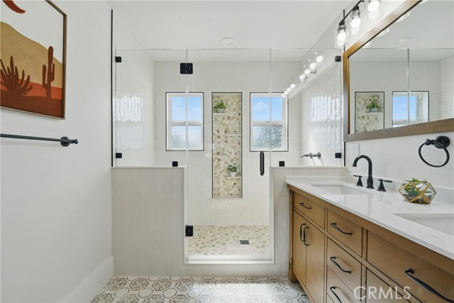 Los Angeles, California, 90018, United States, 5 Bedrooms Bedrooms, ,5 BathroomsBathrooms,Residential,For Sale,1984330