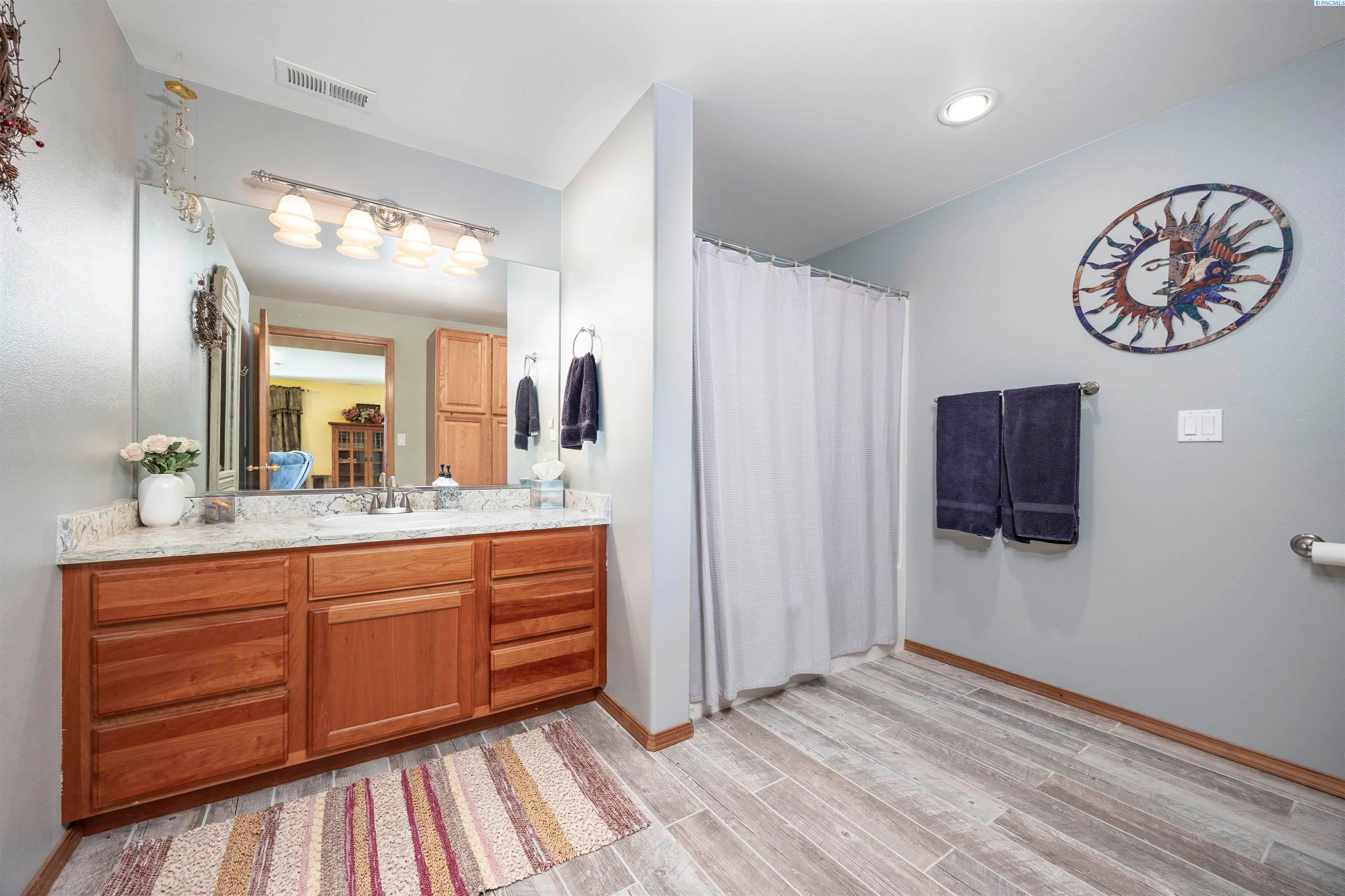 Kennewick, Washington, 99337, United States, 4 Bedrooms Bedrooms, ,3 BathroomsBathrooms,Residential,For Sale,1860973