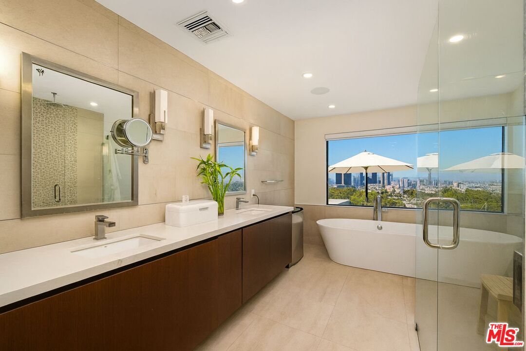 Los Angeles, California, 90046, United States, 5 Bedrooms Bedrooms, ,6 BathroomsBathrooms,Residential,For Sale,2000660