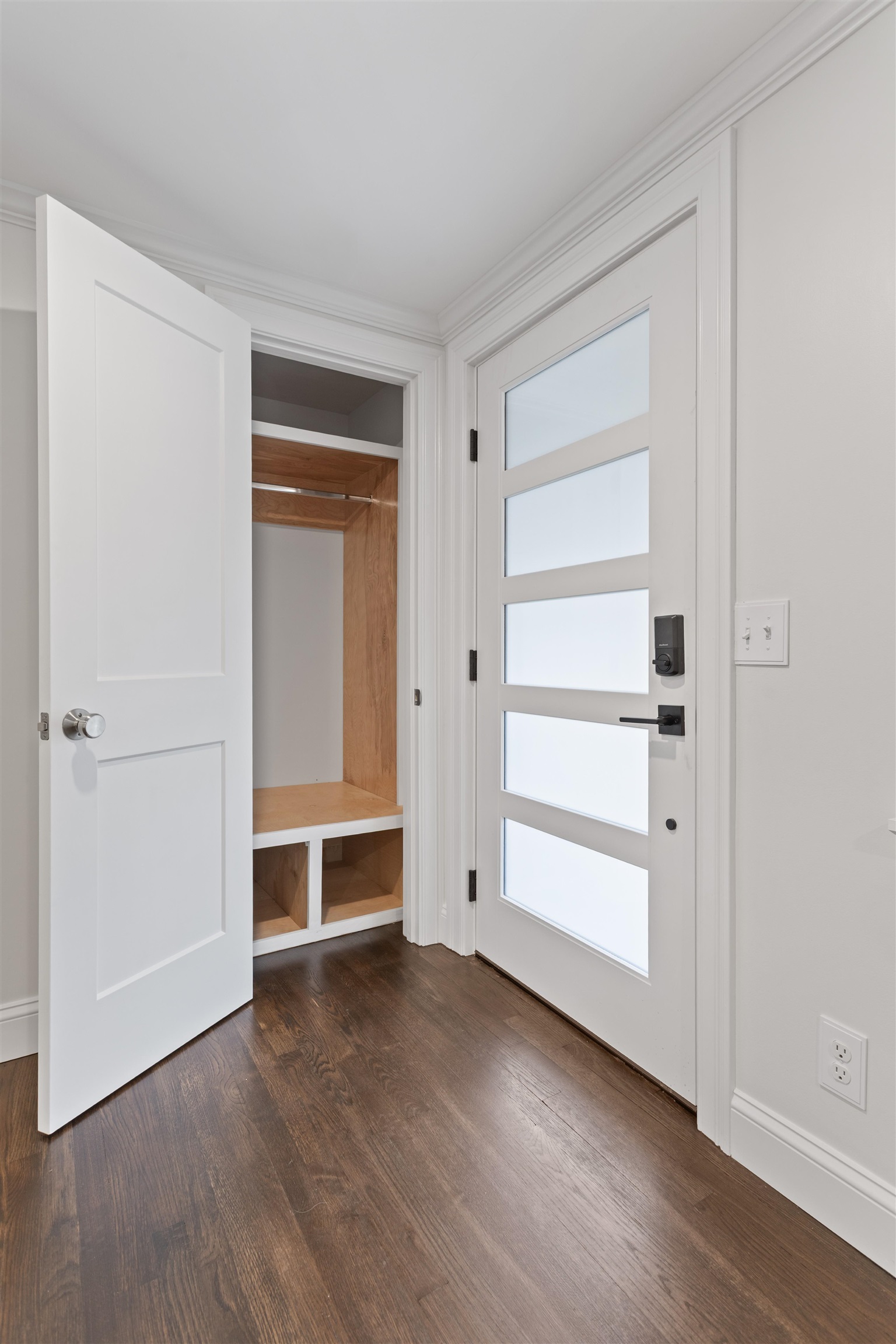 Portsmouth, New Hampshire, 03801, United States, 3 Bedrooms Bedrooms, ,1 BathroomBathrooms,Residential,For Sale,1991010