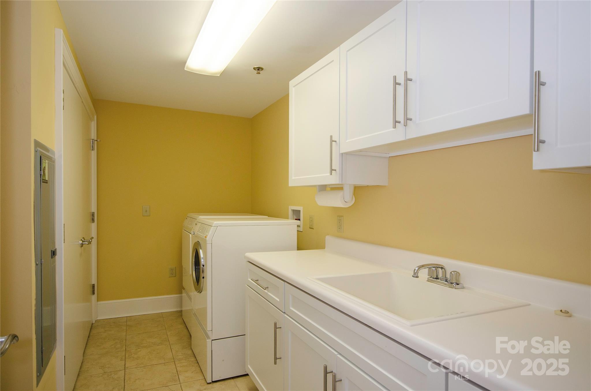 Asheville, North Carolina, 28801, United States, 2 Bedrooms Bedrooms, ,2 BathroomsBathrooms,Residential,For Sale,1827060