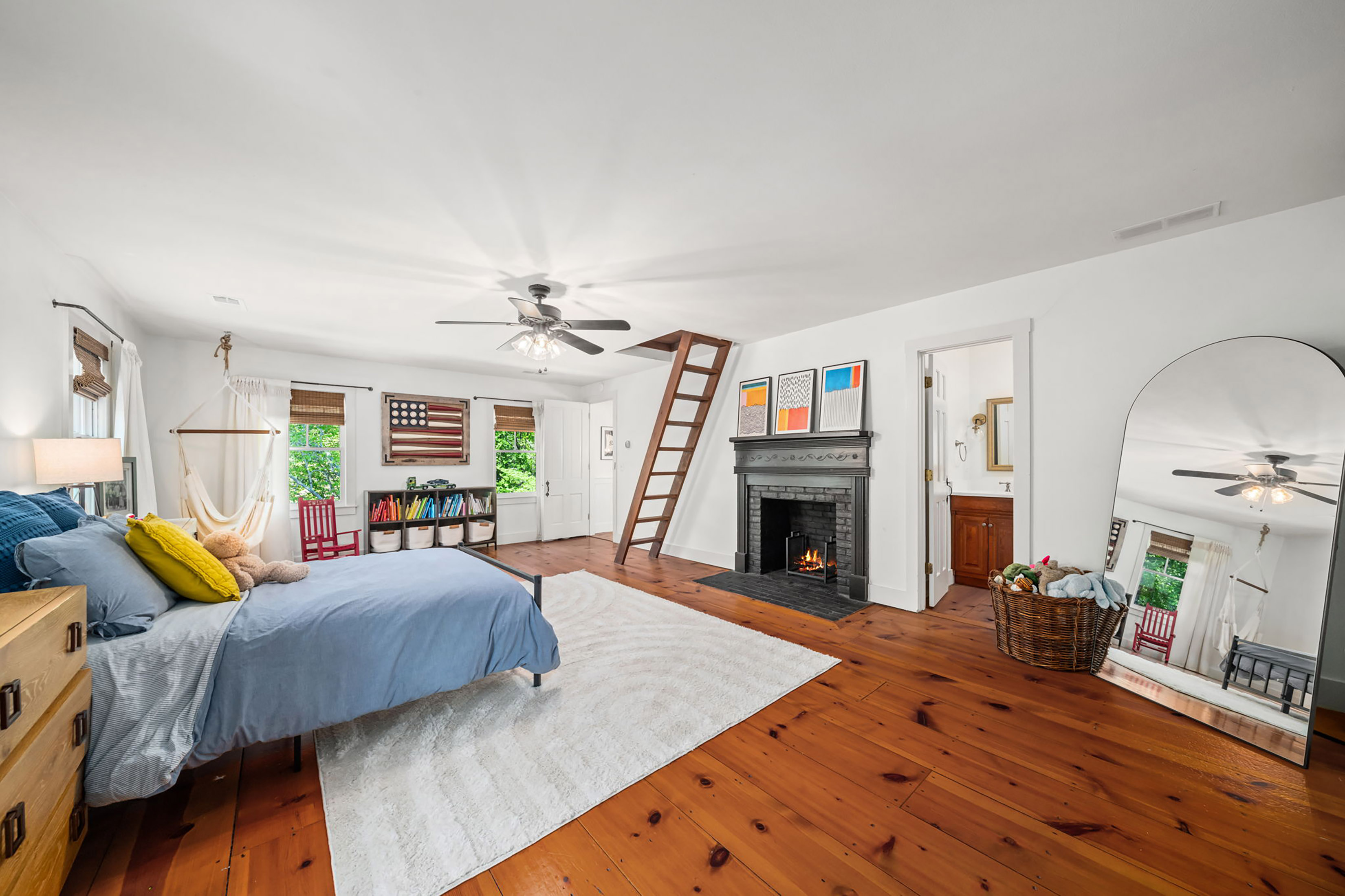  Live Timeless in Coveted Farmhouse on 4+ Private Gated Acres In Roswell - 物件實景