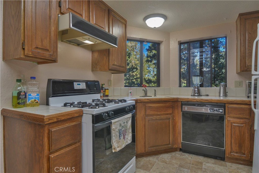 Lake Arrowhead, California, 92352, United States, 3 Bedrooms Bedrooms, ,3 BathroomsBathrooms,Residential,For Sale,1998895