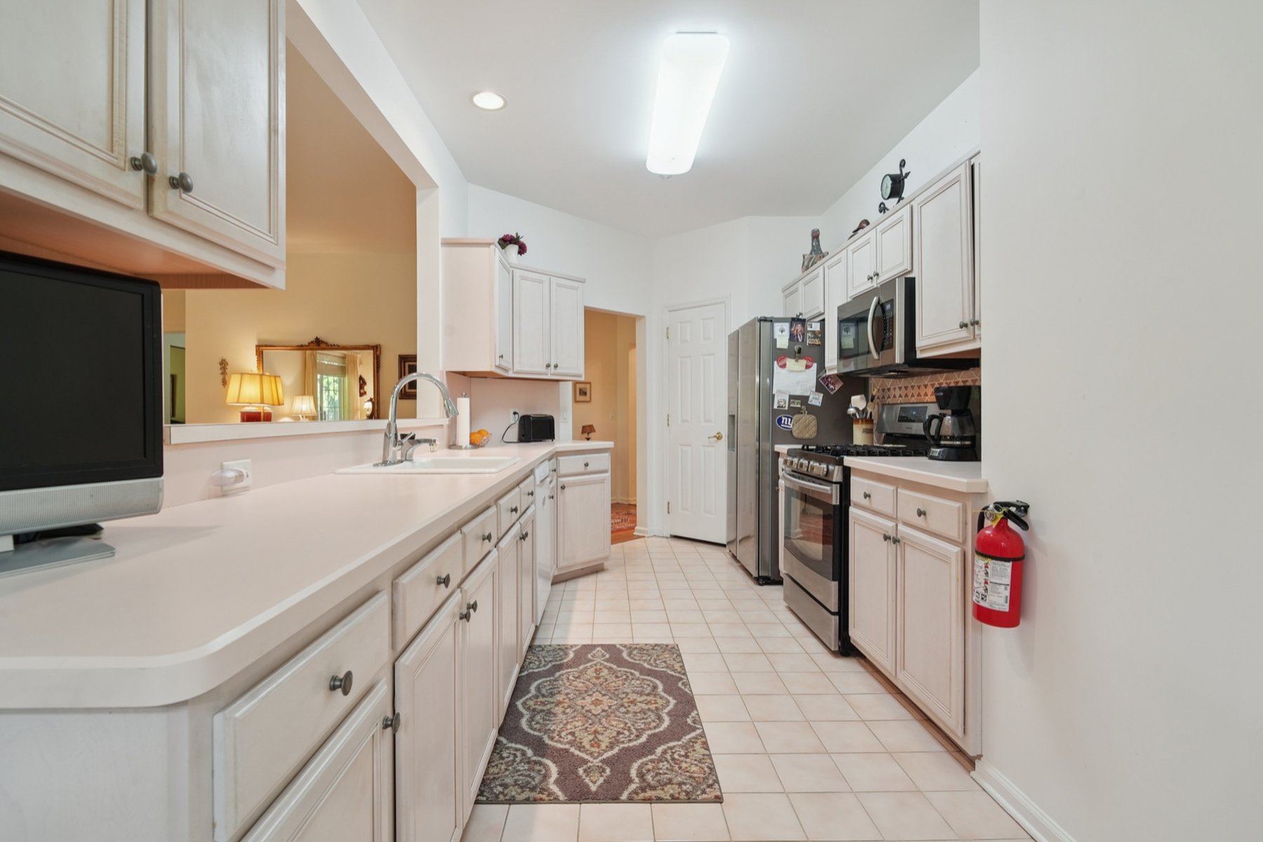  One Floor ?Fox Hills? Corner Unit Offers Many Available Amenities - 物件實景