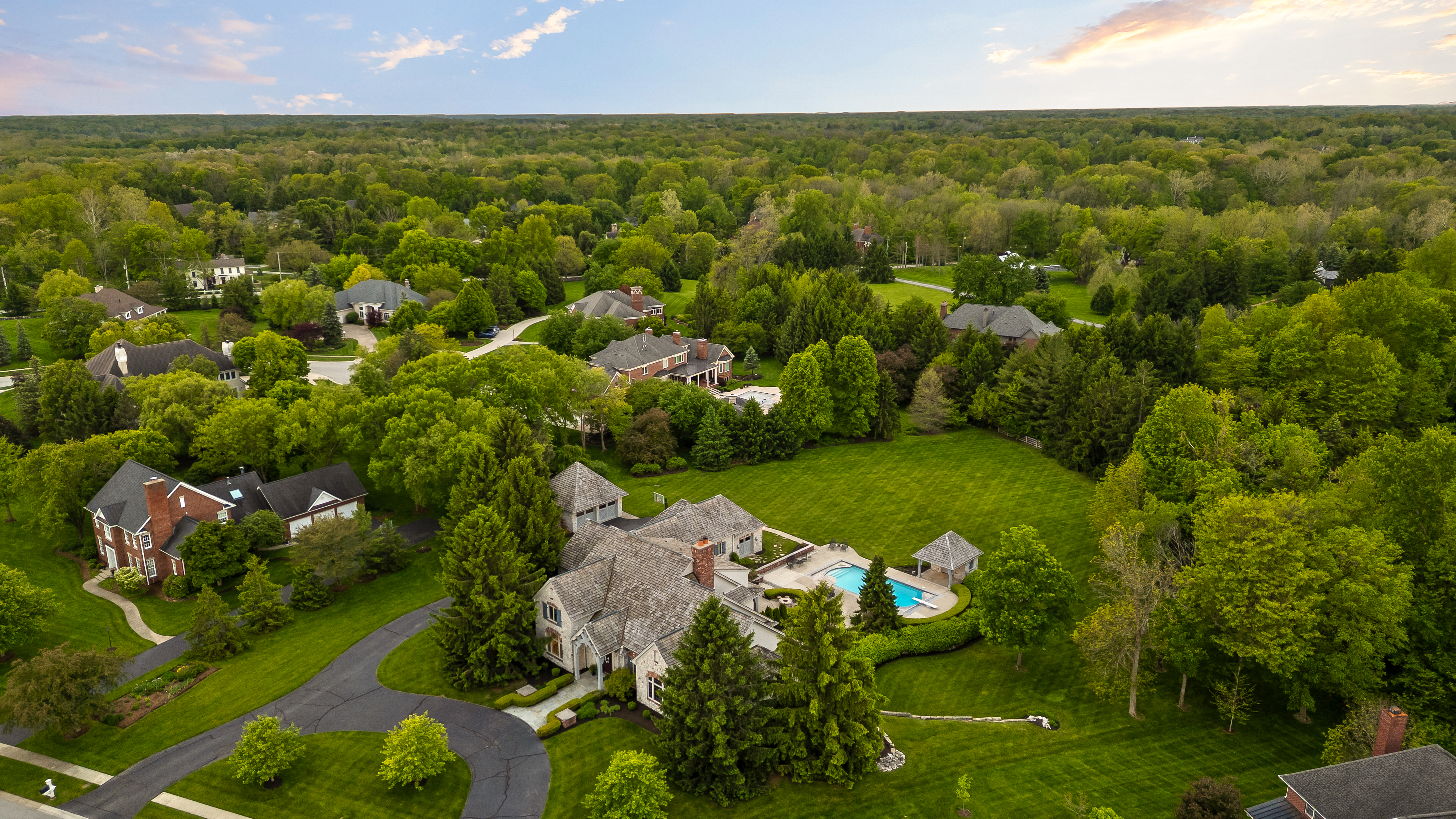  Signature Estate Set on More than 2 Acres in Desirable Zionsville Neighborhood - 物件實景