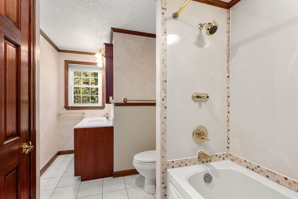 Agawam, Massachusetts, 01030, United States, 4 Bedrooms Bedrooms, ,3 BathroomsBathrooms,Residential,For Sale,1933274