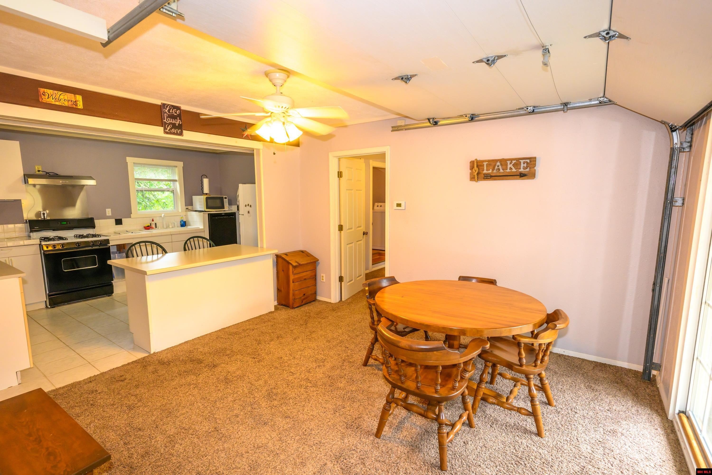 Mountain Home, Arkansas, 72653, United States, 3 Bedrooms Bedrooms, ,3 BathroomsBathrooms,Residential,For Sale,2009721