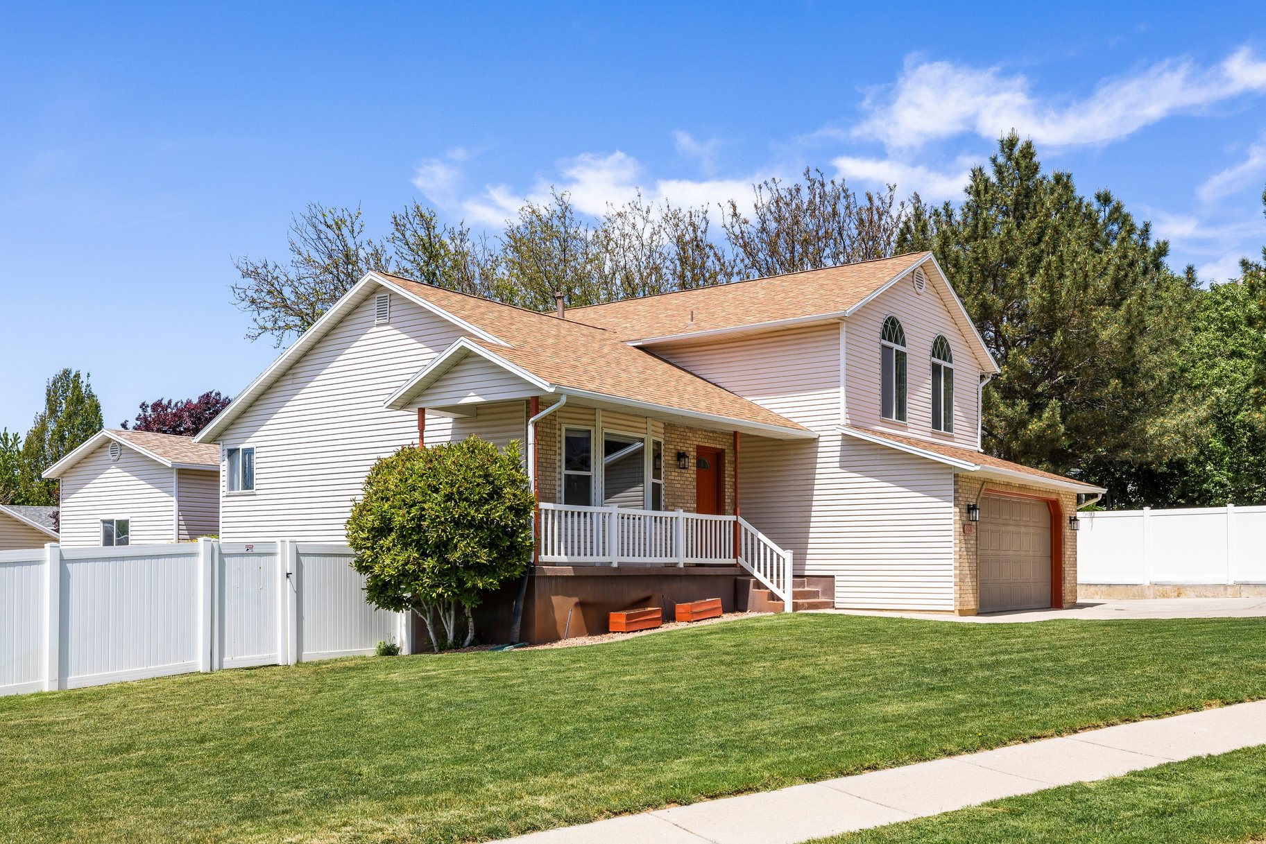  5 Bedroom, 3 Bath Home With One Of North Ogdens Best Porch Views - 物件實景