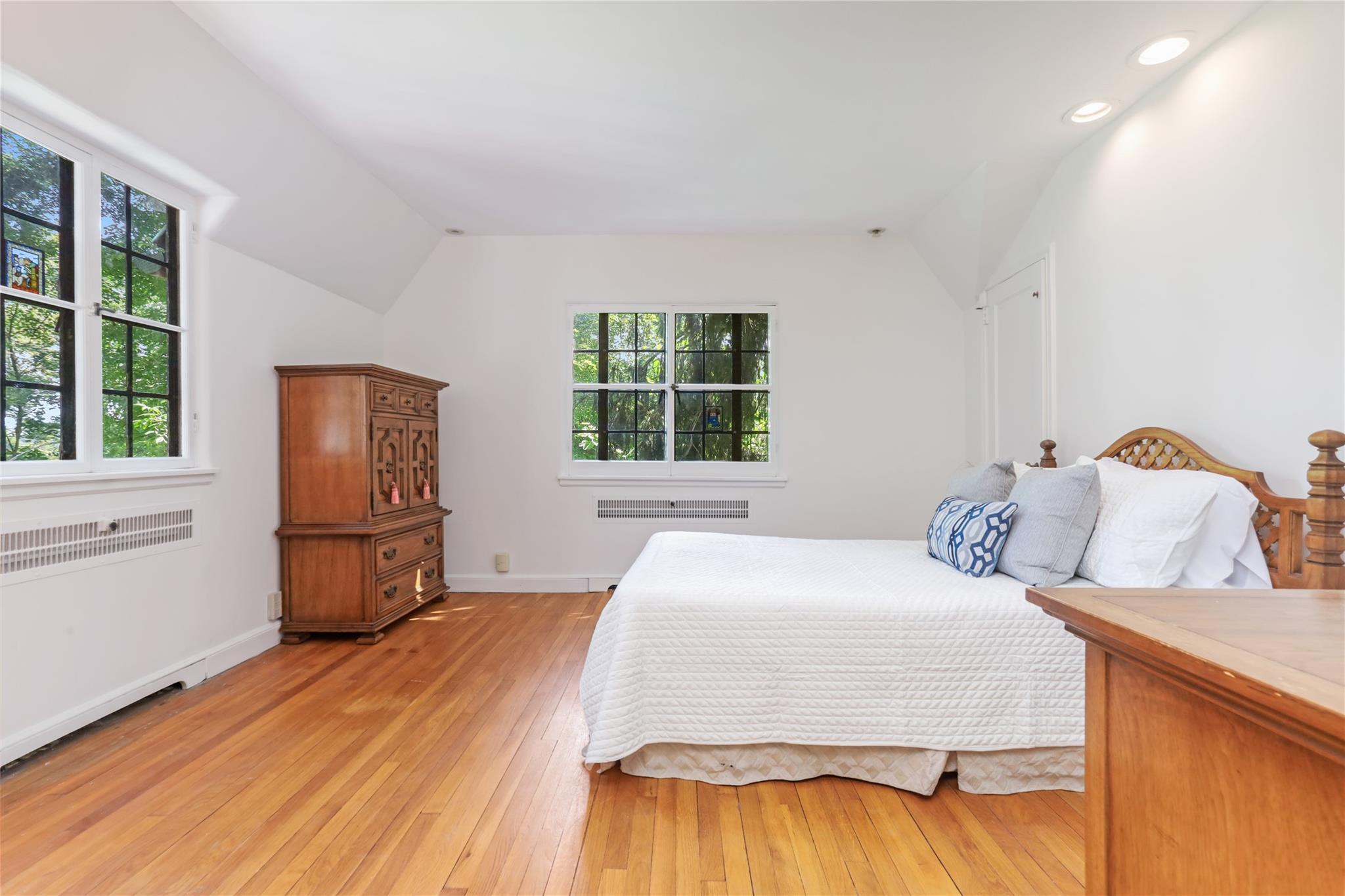 Pleasantville, New York, 10570, United States, 4 Bedrooms Bedrooms, ,4 BathroomsBathrooms,Residential,For Sale,1896096