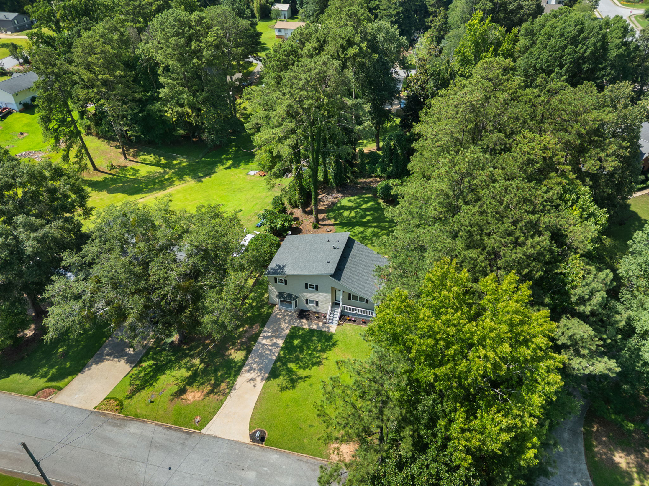  Beautifully Updated Home on Private Lot - 物件實景