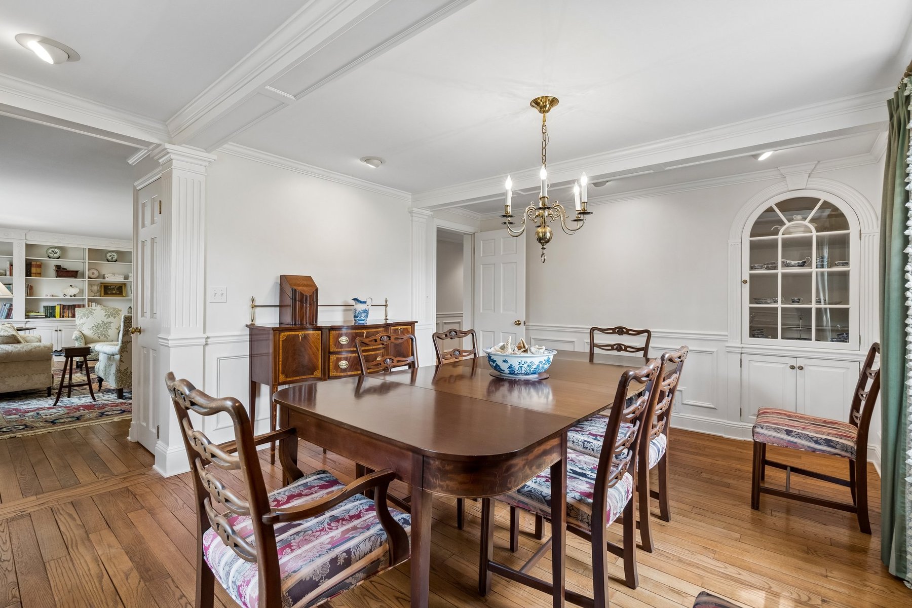  Colonial Offers Exceptional Quality and Workmanship Along With a Garden Oasis - 物件實景