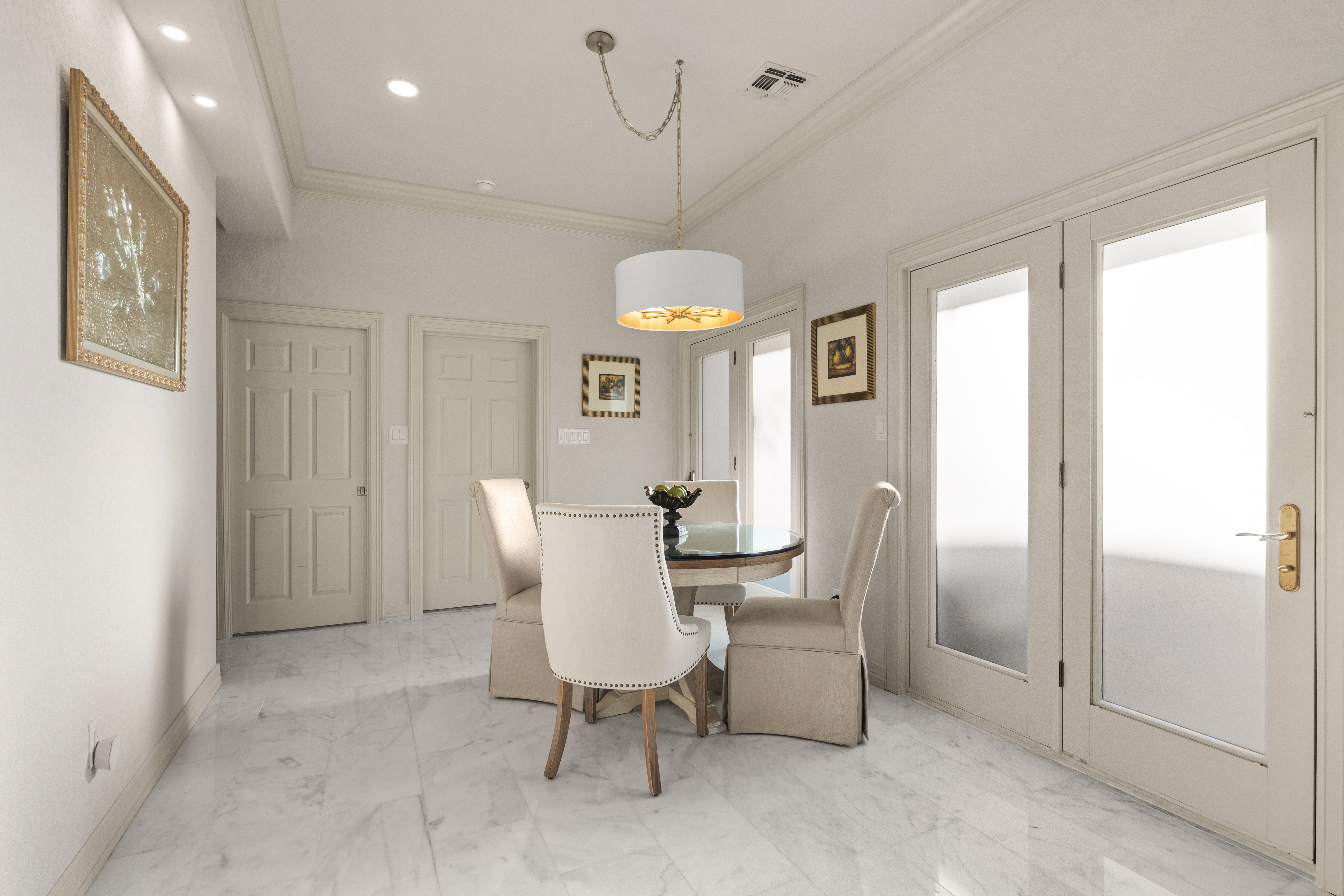  Updated Home with Captivating Interior Features - 物件實景