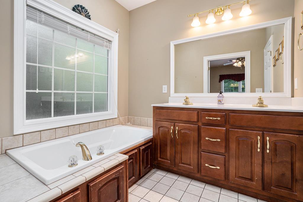 Ellijay, Georgia, 30536, United States, 5 Bedrooms Bedrooms, ,4 BathroomsBathrooms,Residential,For Sale,1859023