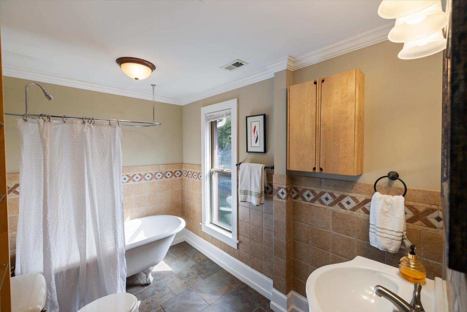 Minneapolis, Minnesota, 55418, United States, 4 Bedrooms Bedrooms, ,2 BathroomsBathrooms,Residential,For Sale,1970458