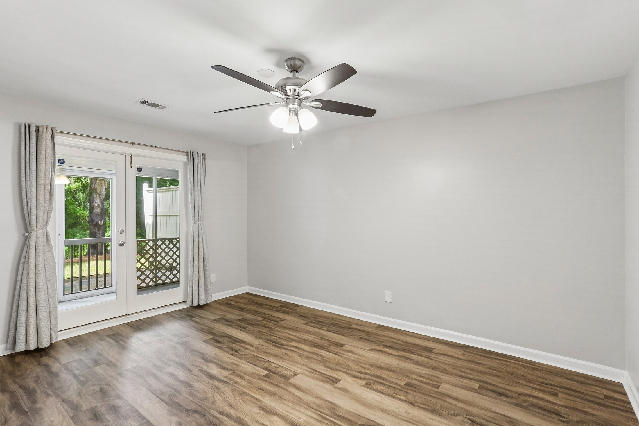  Completely Renovated Move-In Ready End Unit - 物件實景