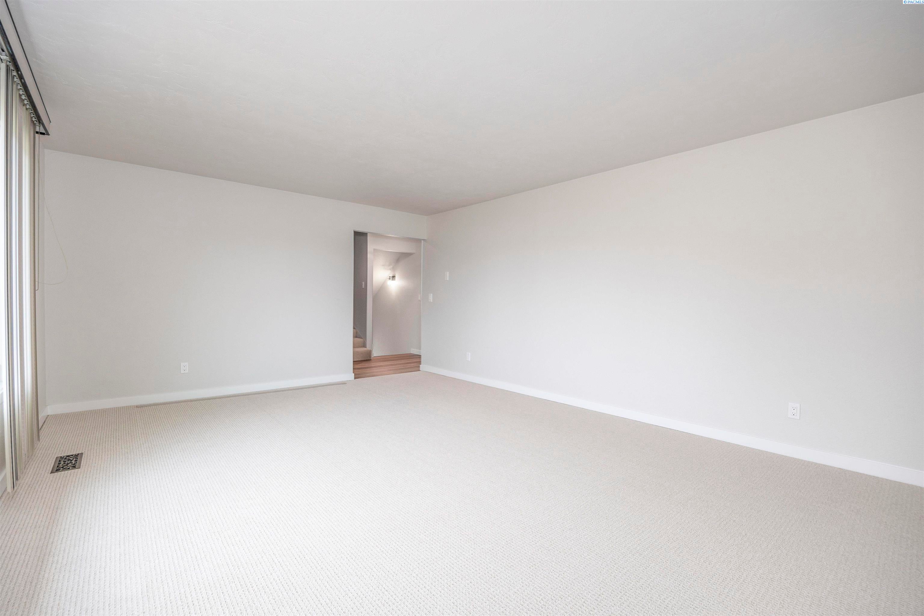 Grandview, Washington, 98930, United States, 4 Bedrooms Bedrooms, ,3 BathroomsBathrooms,Residential,For Sale,2007847