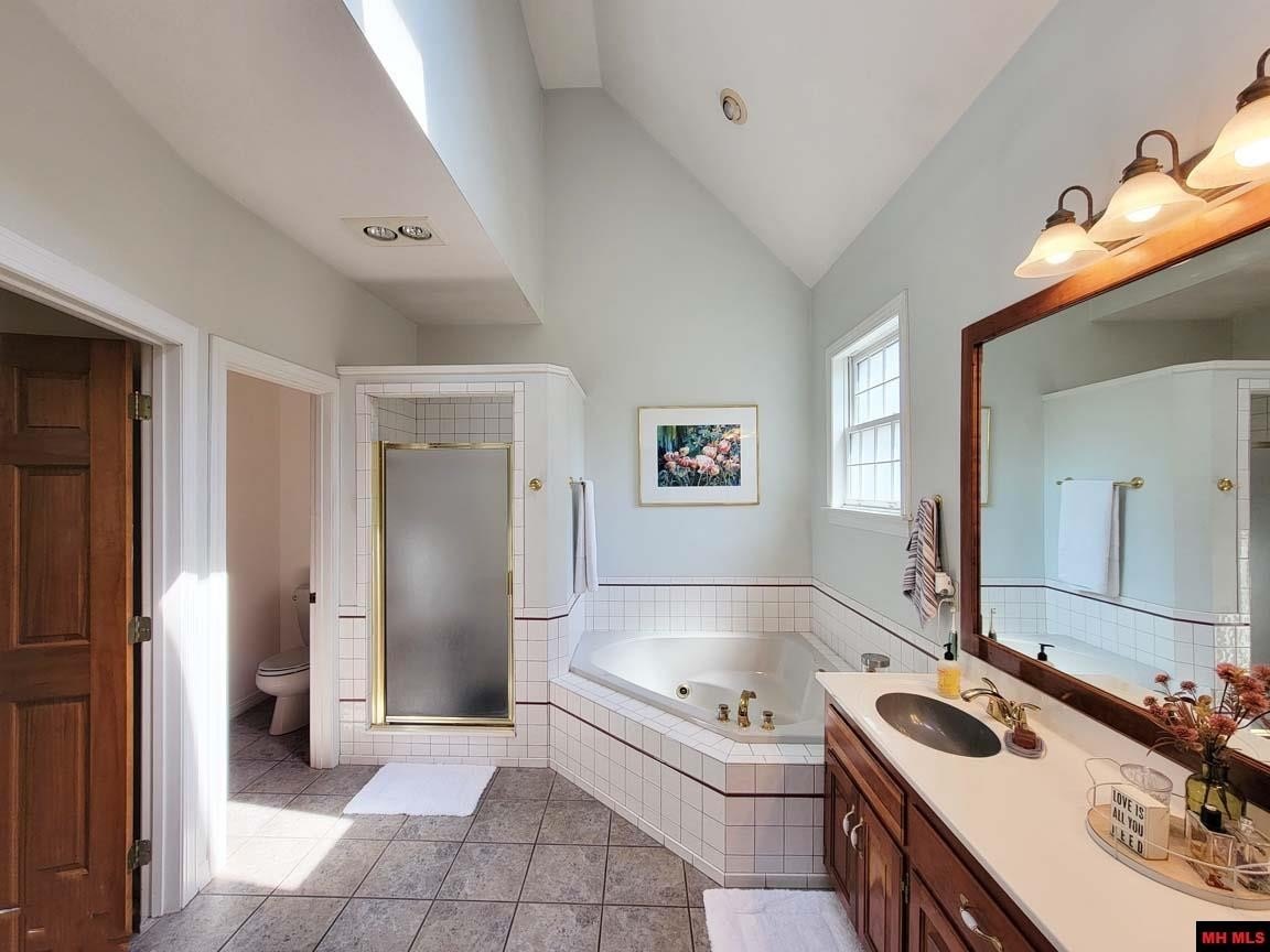 Mountain Home, Arkansas, 72653, United States, 4 Bedrooms Bedrooms, ,5 BathroomsBathrooms,Residential,For Sale,1979940
