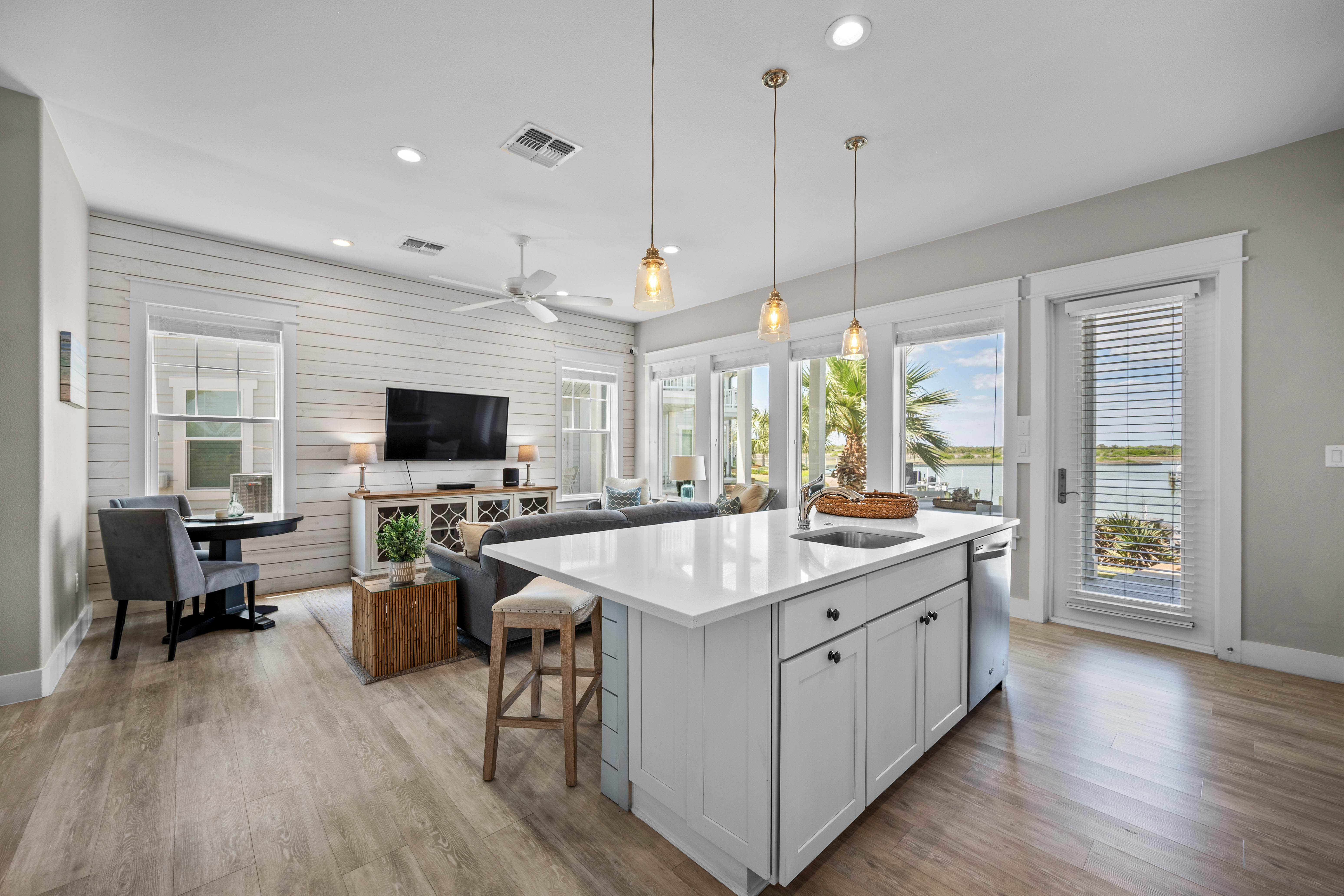  Relaxing 4BR Waterfront Condo - 物件實景