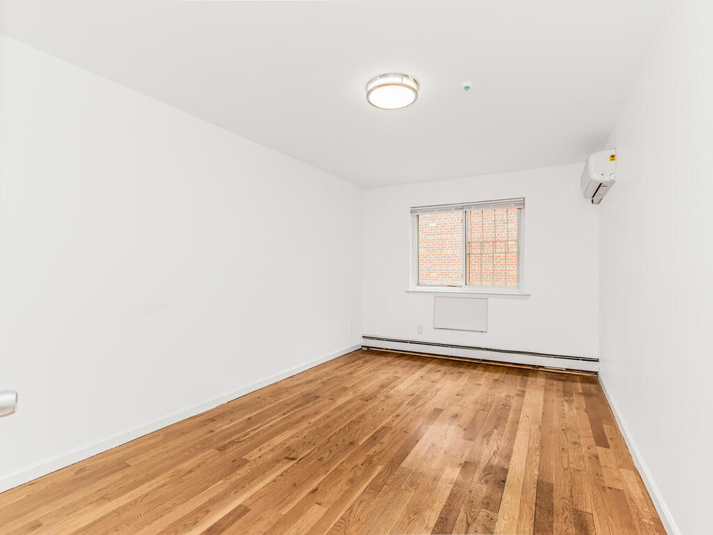 Bronx, New York, 10462, United States, 8 Bedrooms Bedrooms, ,3 BathroomsBathrooms,Residential,For Sale,1981445