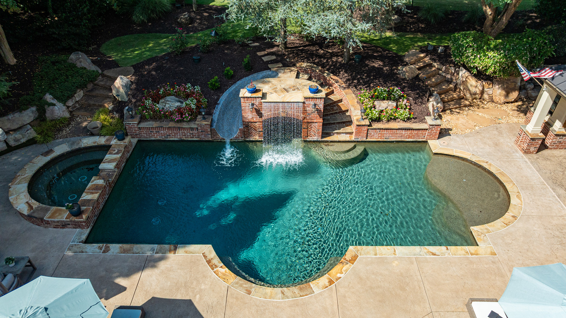  Impressive Brick Estate on a Private Wooded 1+/- Acre Lot in The Manor - 物件實景
