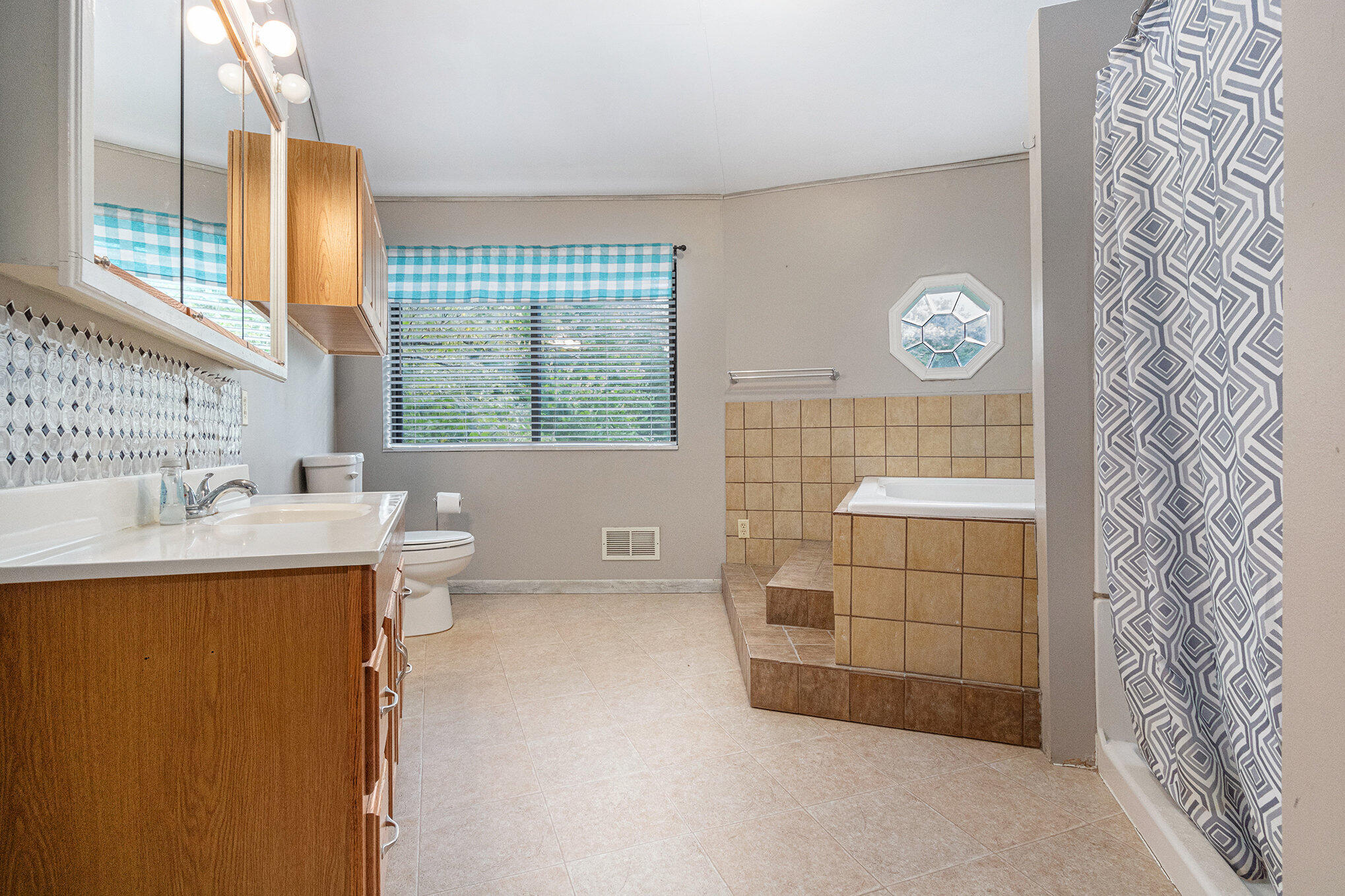 Bangor, Michigan, 49013, United States, 3 Bedrooms Bedrooms, ,2 BathroomsBathrooms,Residential,For Sale,1930428