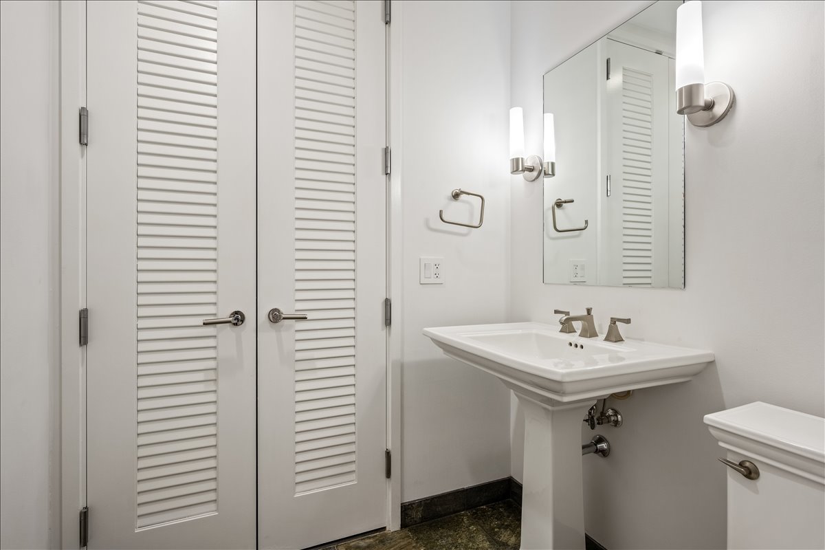 Chicago, Illinois, 60611, United States, 1 Bedroom Bedrooms, ,2 BathroomsBathrooms,Residential,For Sale,1991532