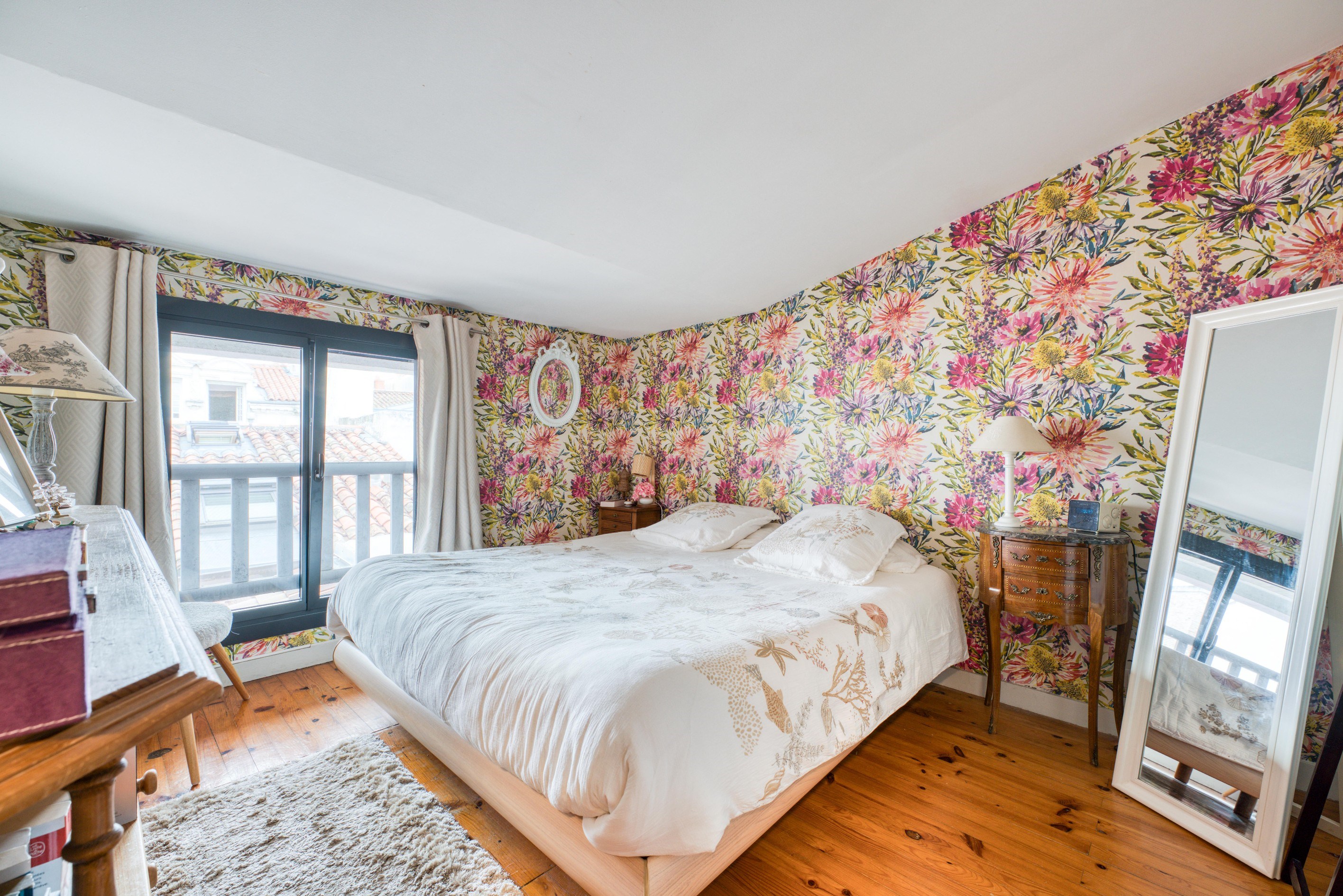  Character Apartment of 160 sqm with Private Patio and Rooftop Views - 物件實景