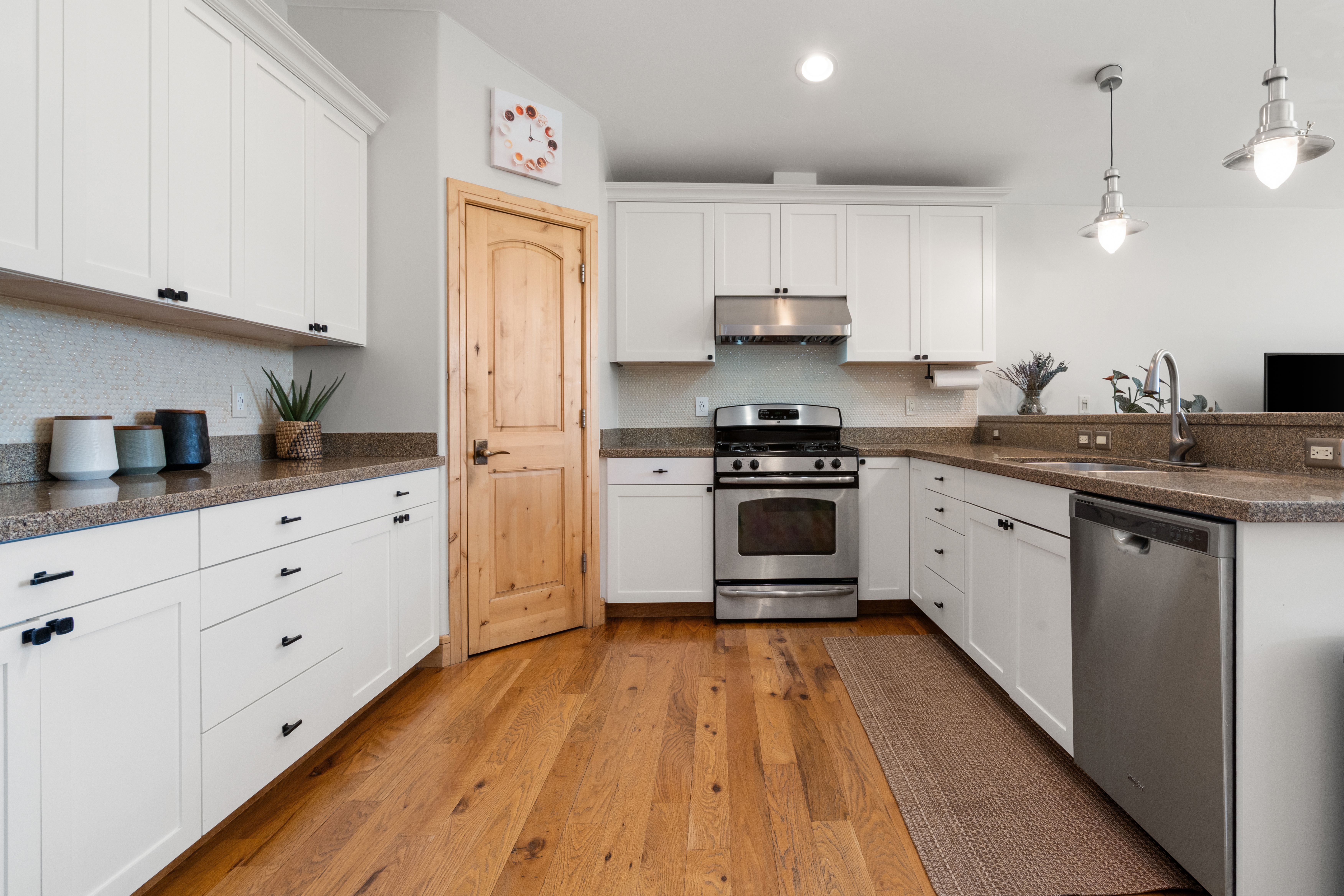  Inviting Home Features Soaring Vaulted Ceilings, Expansive Windows~ - 物件實景