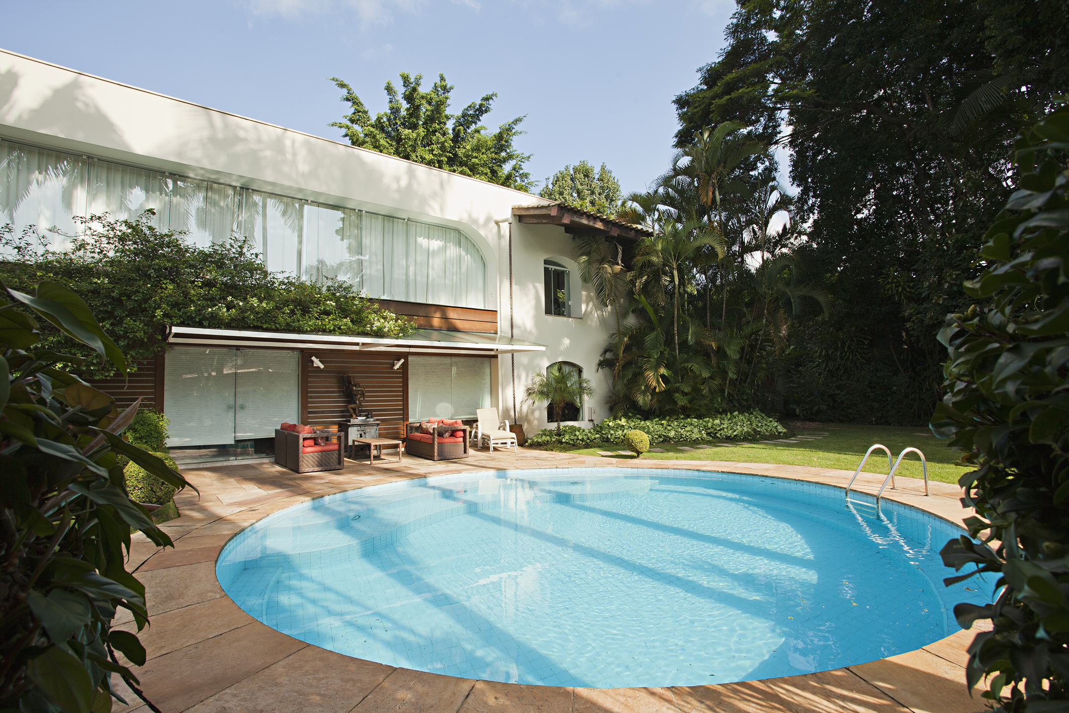  Architectural project by Marcos Tomanik with pool and garage for 16 cars - 物件實景