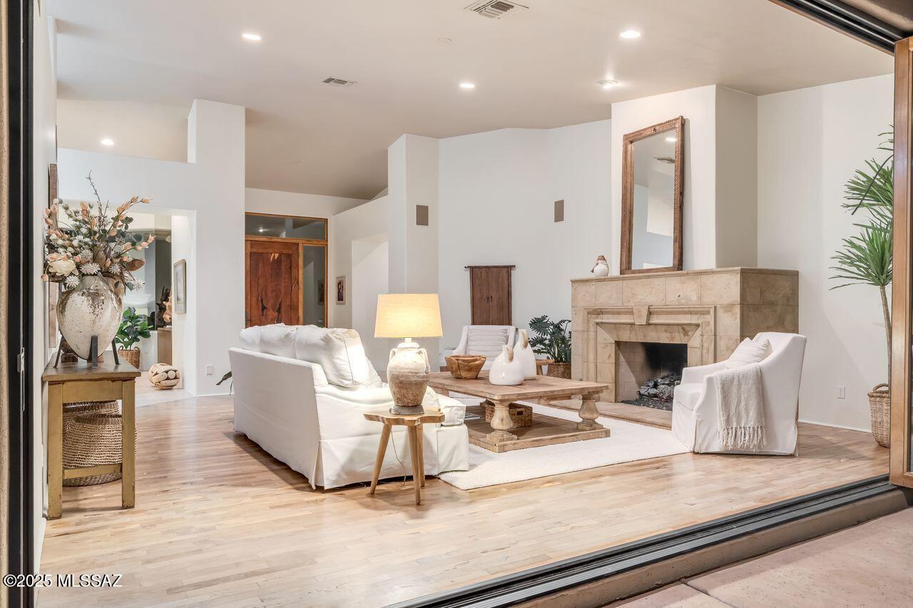 Tucson, Arizona, 85718, United States, 3 Bedrooms Bedrooms, ,4 BathroomsBathrooms,Residential,For Sale,1987862