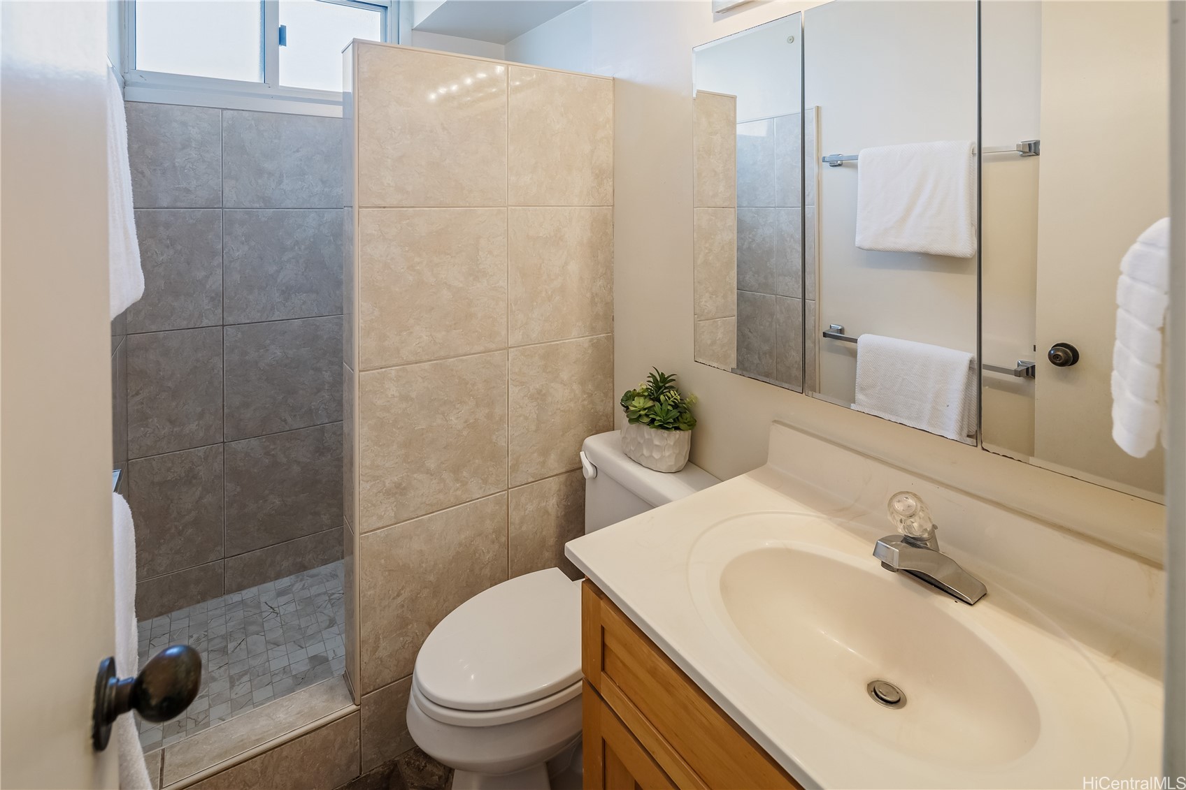 Aiea, Hawaii, 96701, United States, 2 Bedrooms Bedrooms, ,2 BathroomsBathrooms,Residential,For Sale,1882512
