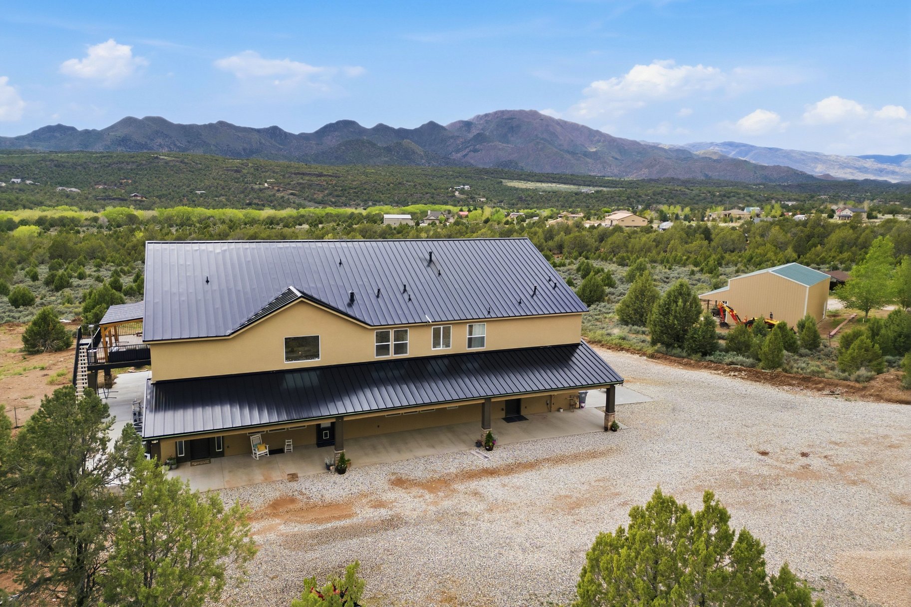  5 Acres • Two Homes In One • Horse Property With Flexible Living Options - 物件實景
