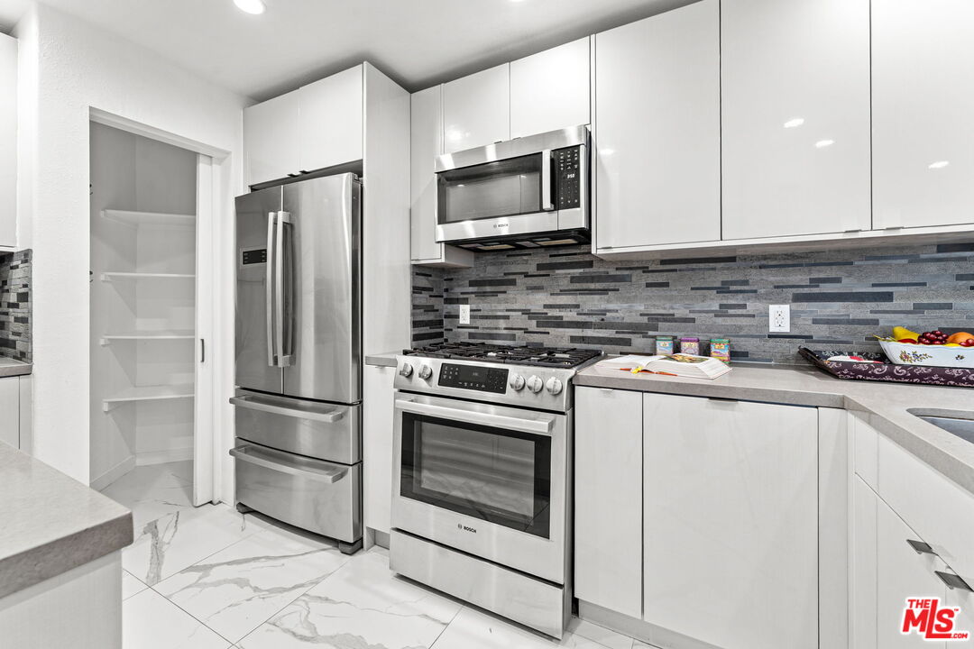 Los Angeles, California, 90049, United States, 2 Bedrooms Bedrooms, ,3 BathroomsBathrooms,Residential,For Sale,2003459