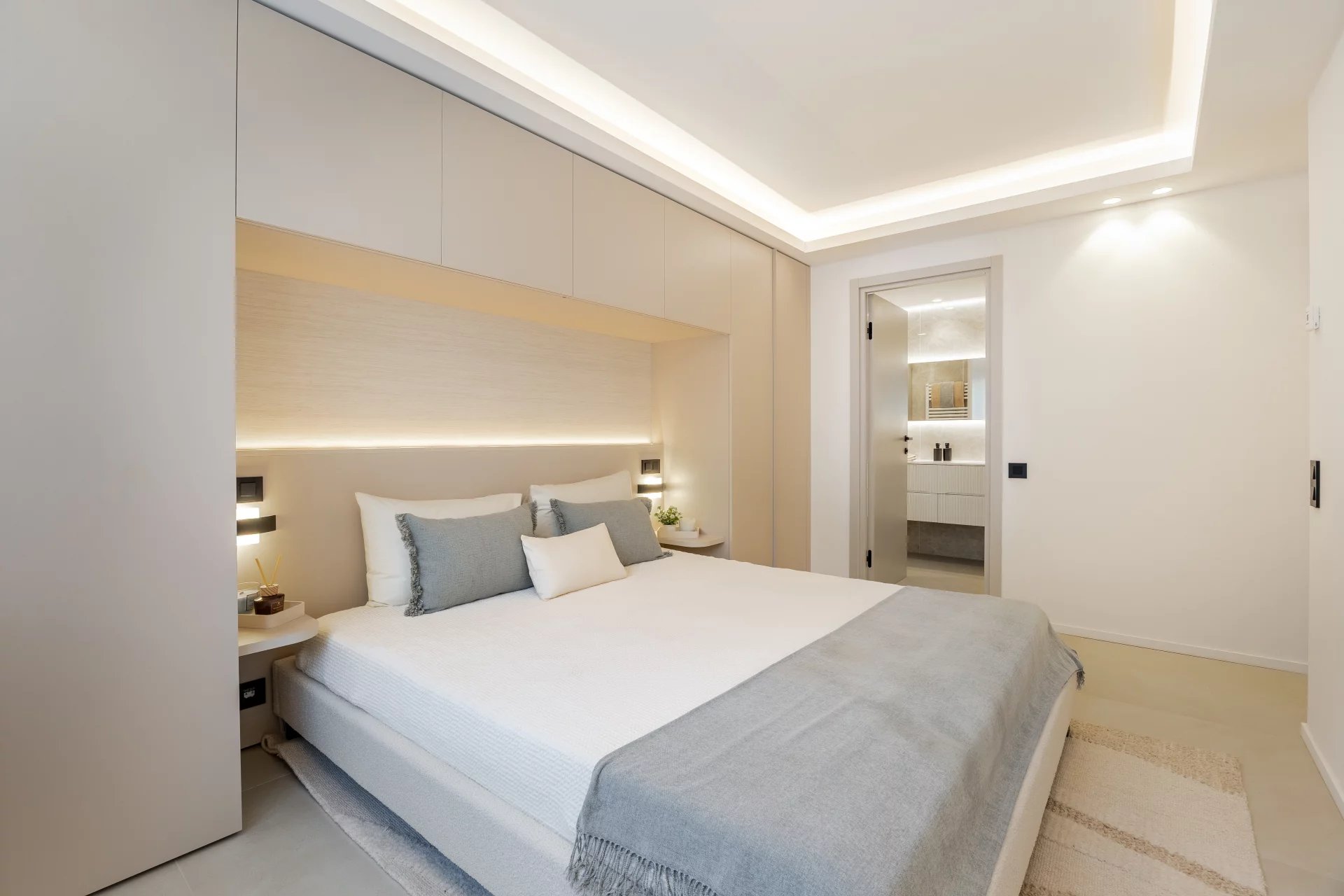 Nice, Provence-Alpes-Côte d’Azur, 06000, FR, 2 Bedrooms Bedrooms, ,Residential,For Sale,1998123