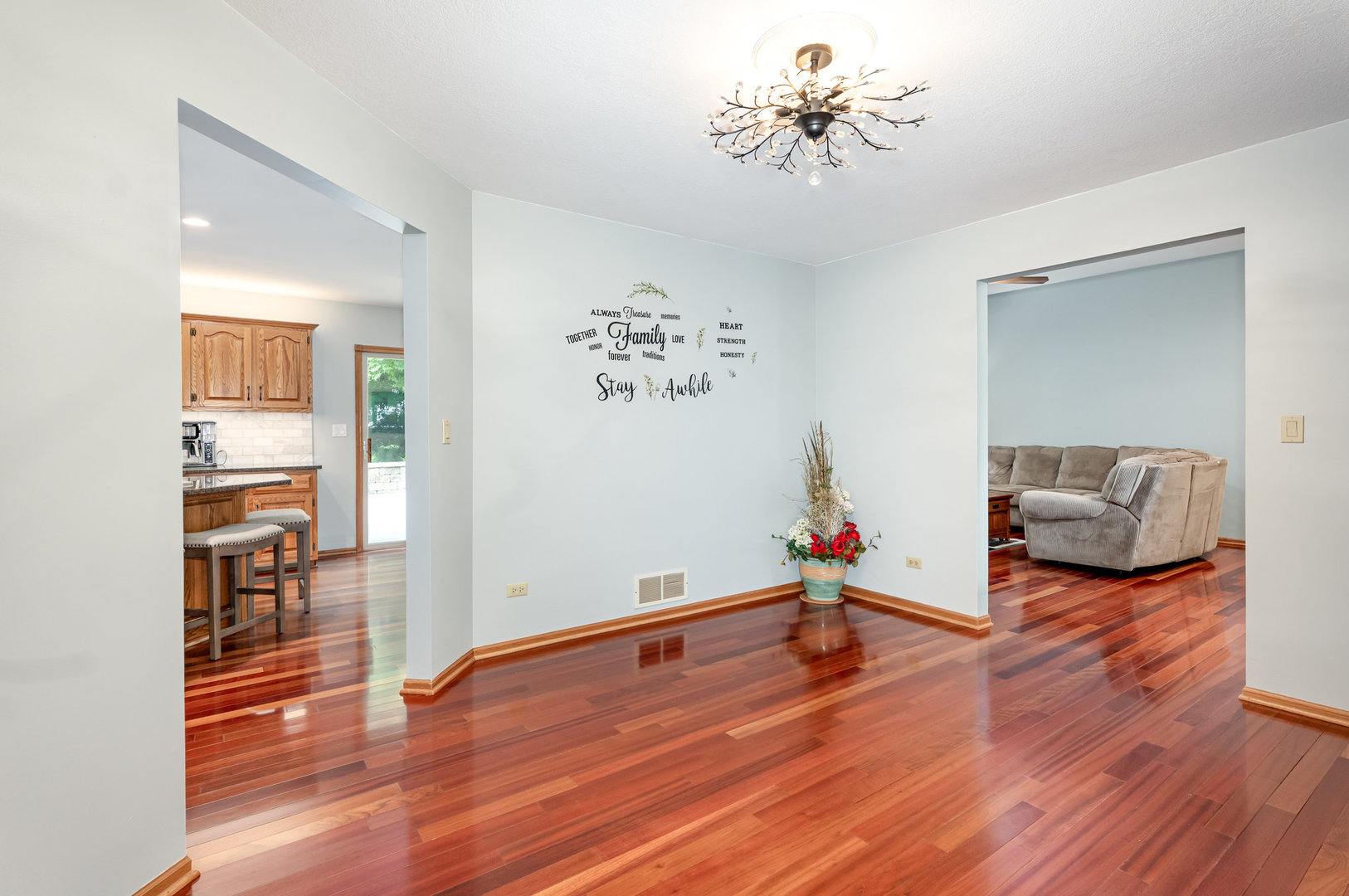 Shorewood, Illinois, 60404, United States, 3 Bedrooms Bedrooms, ,3 BathroomsBathrooms,Residential,For Sale,1937616