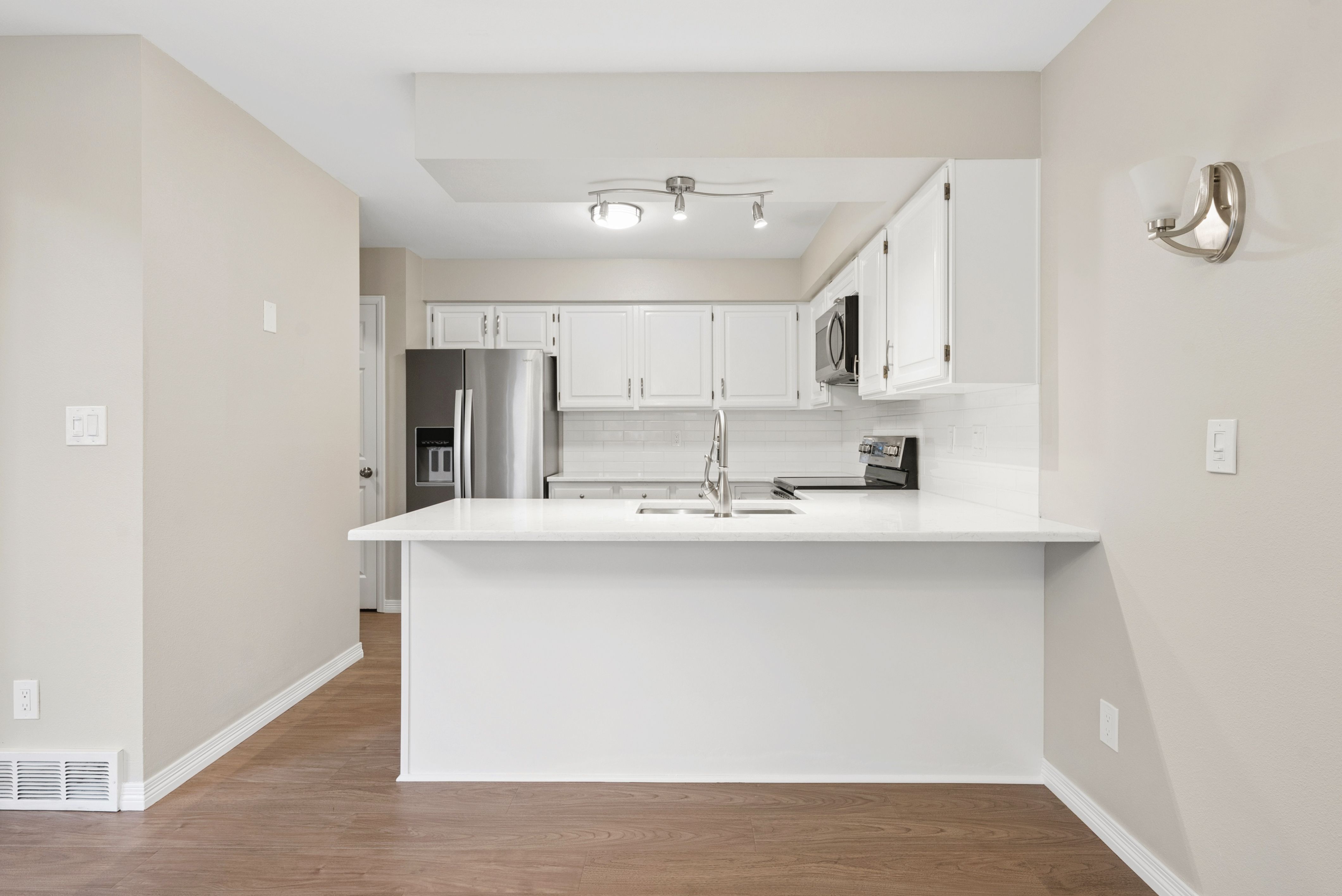  Bright Updated Townhome in Homestead Willows with One-Level Living & Pool Access - 物件實景