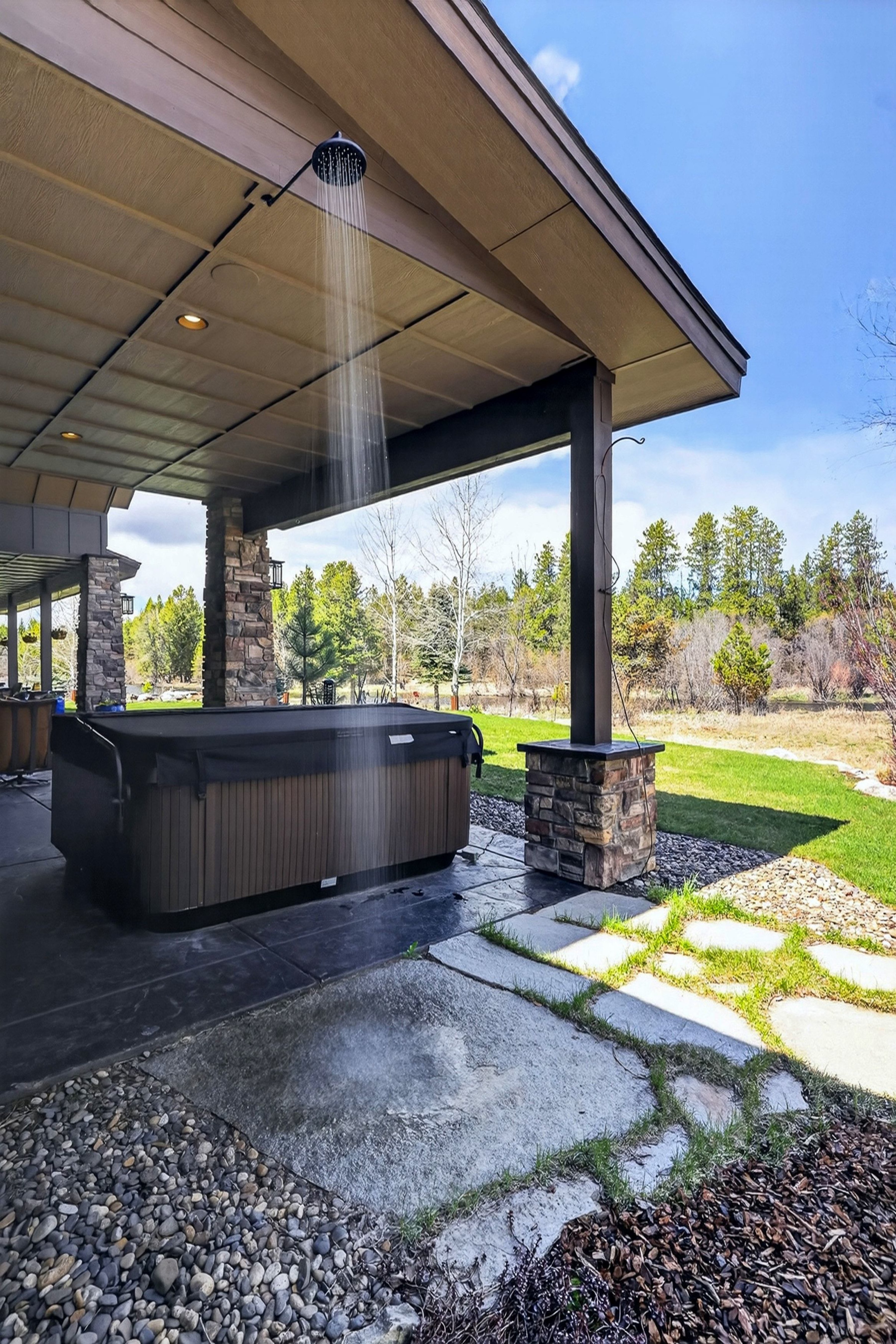  Stunning Home with Payette River Frontage on 2.66 Acres in McCall, Idaho - 物件實景