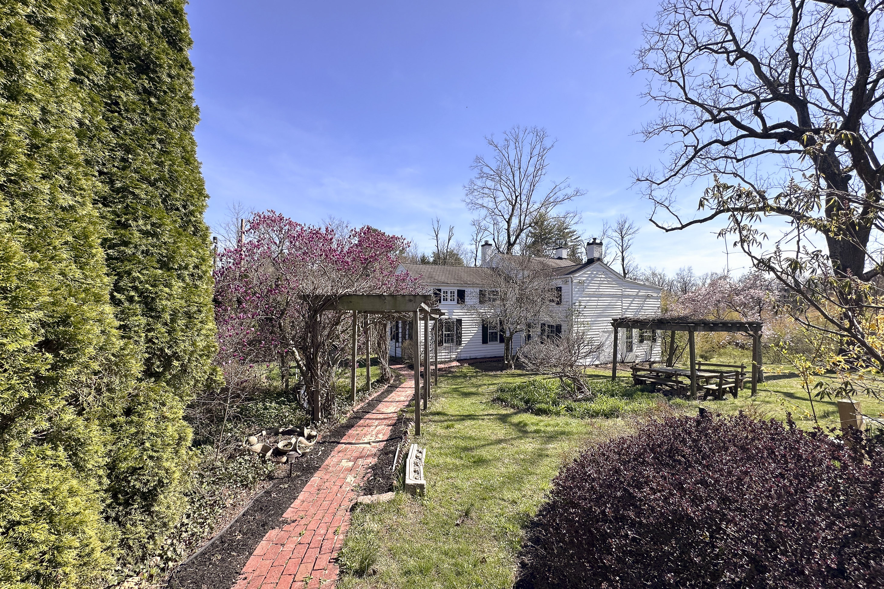  18th Century Charm and Captivating Grounds Edging Stony Brook - 物件實景