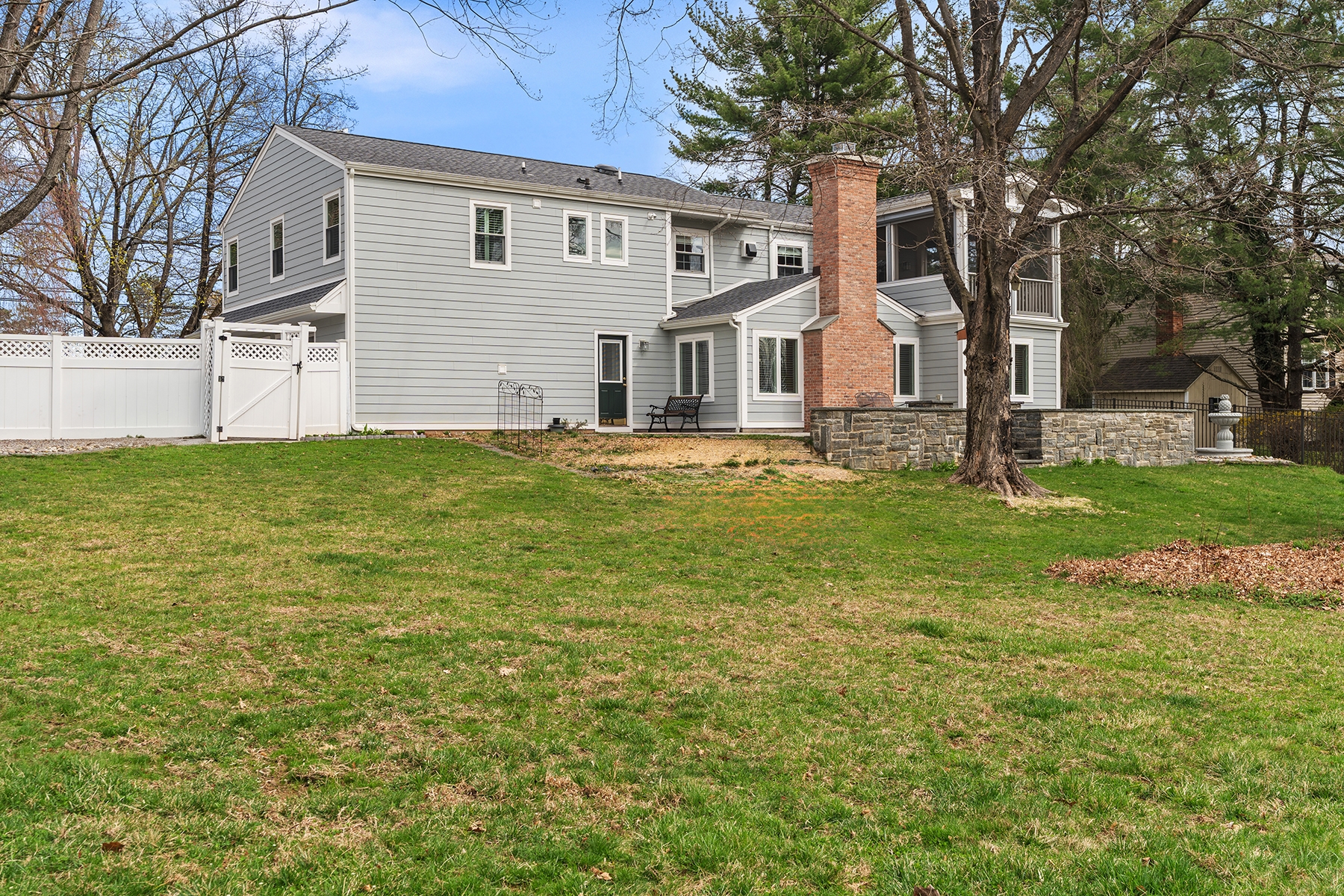  Custom Updated Neighborhood Bi-Level Style Home - 物件實景